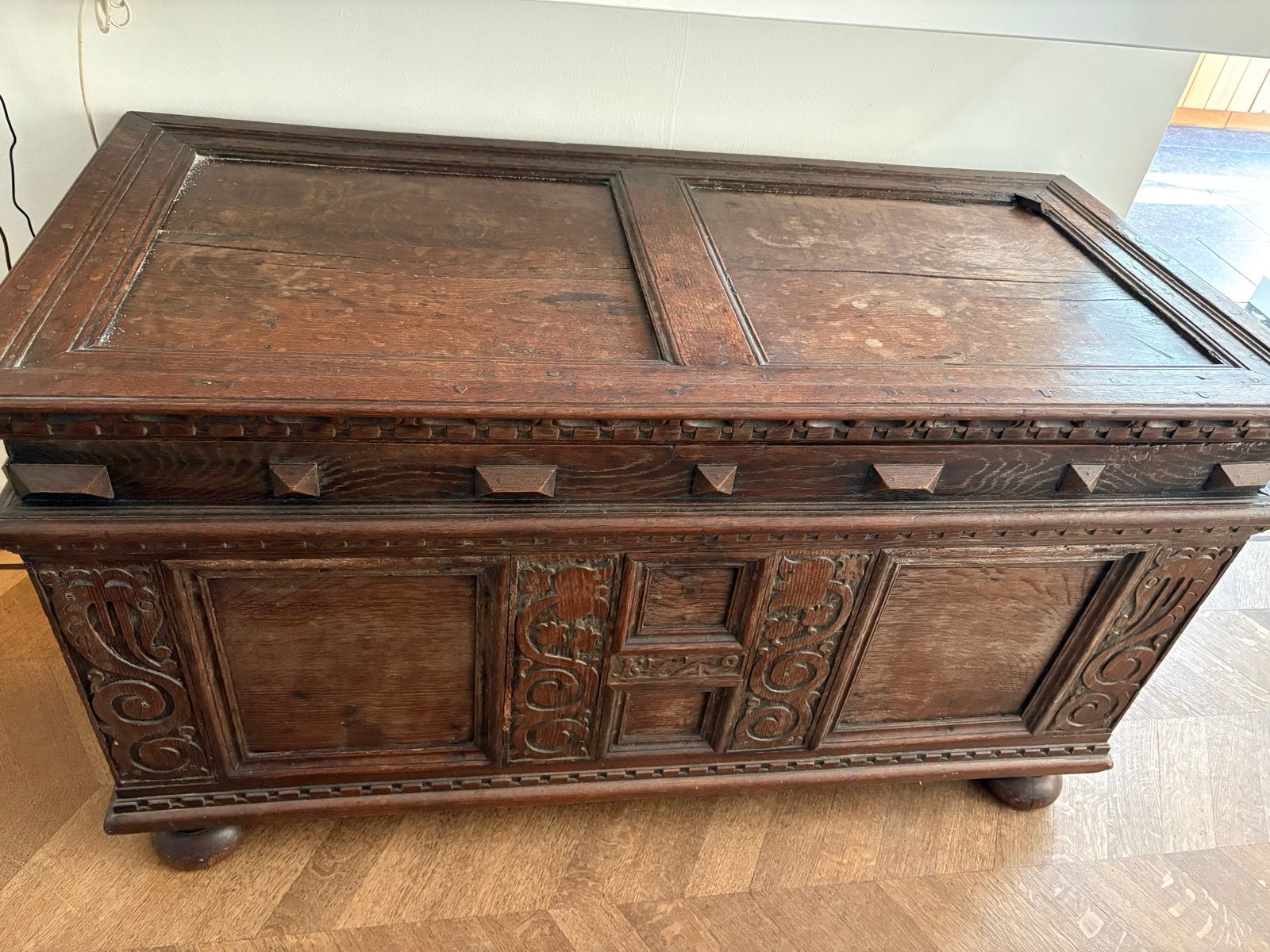 Antieke kist met houtsnijwerk, Antiek en Kunst, Ophalen
