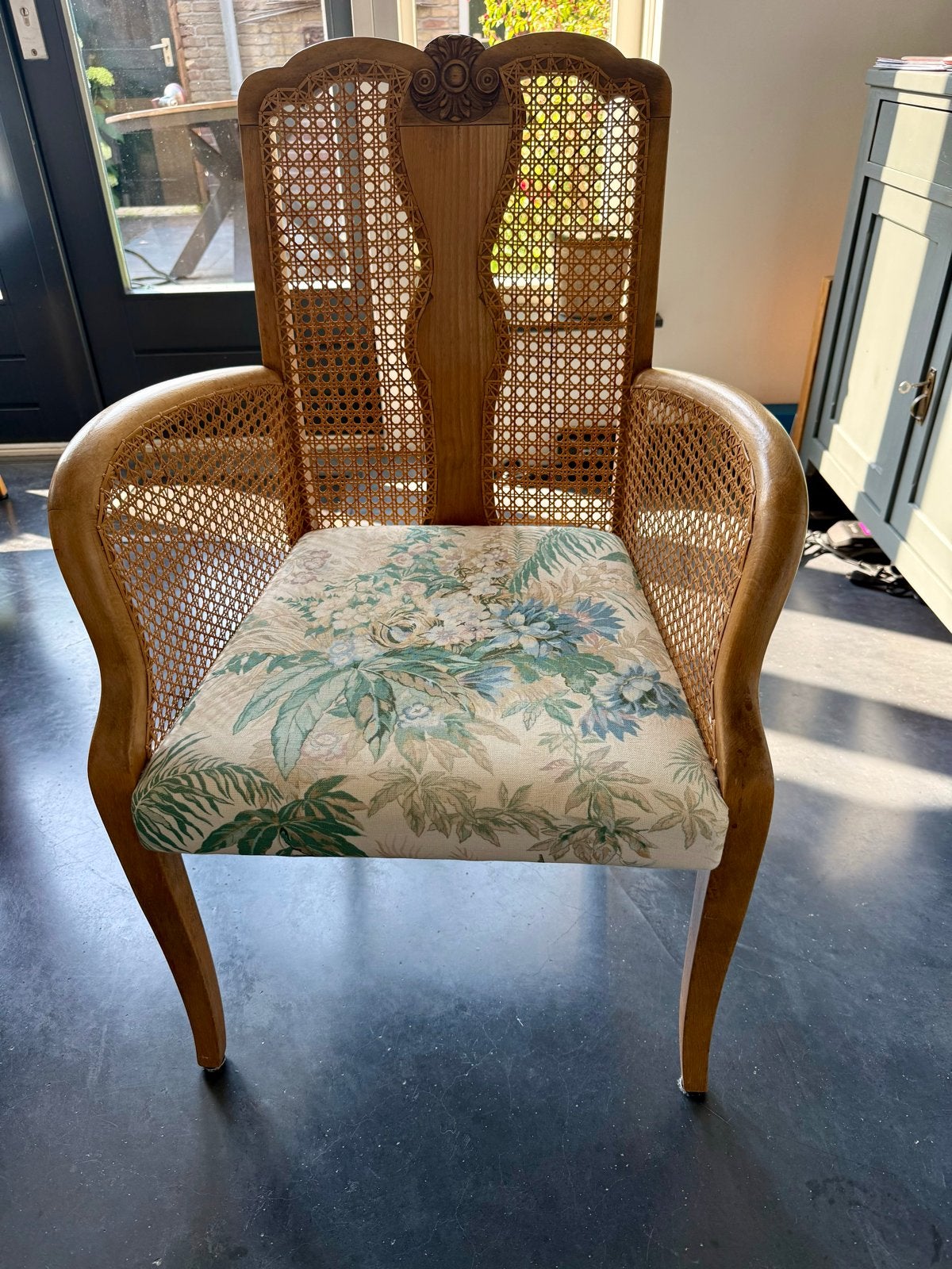 Vintage rotan stoel met bloemenprint kussen, Antiek en Kunst, Antiek | Meubels | Stoelen en Banken, Ophalen of Verzenden