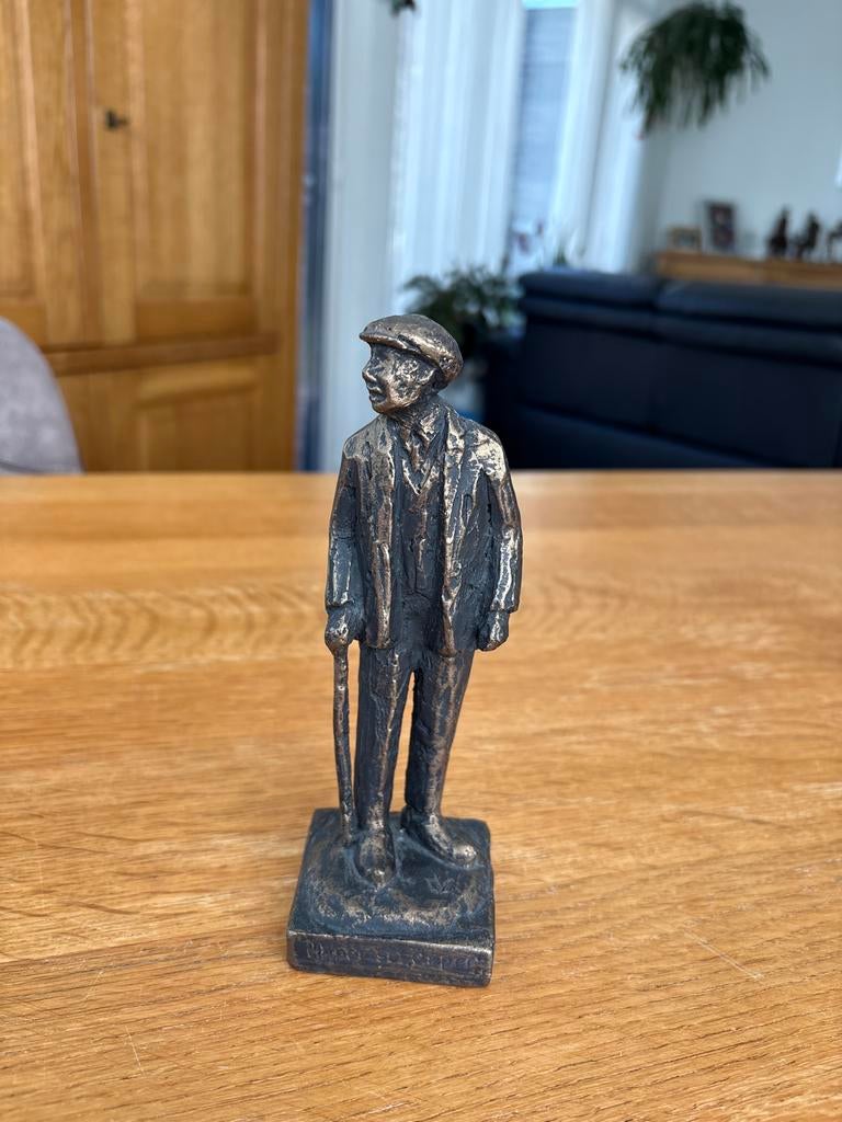Hapertse “gaper”Bronskleurig beeld man met pet en wandelstok, Antiek en Kunst, Minder dan 20 cm, Kunststof, Ophalen of Verzenden
