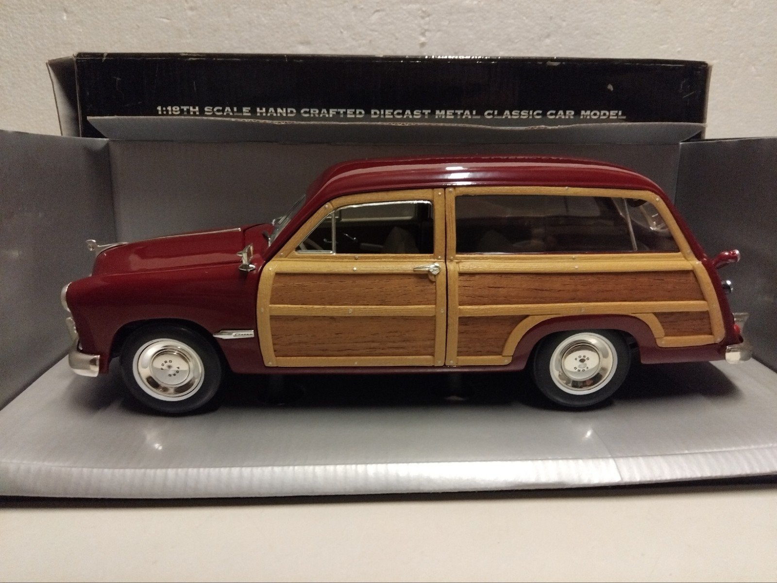 Ford Woody Wagon 1949 Motor City Classics metal 1:18 KRD, Ophalen of Verzenden, Zo goed als nieuw, Auto, Overige merken