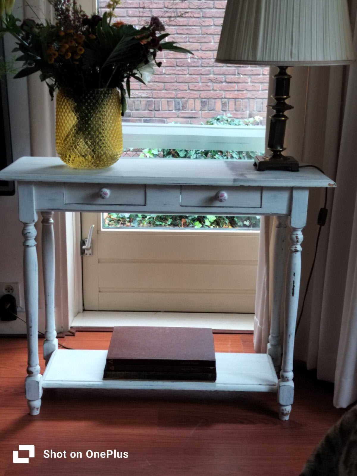 Charmante bijzettafel met lades en plank, Ophalen, Landelijke, vintage, Gebruikt, 55 tot 75 cm