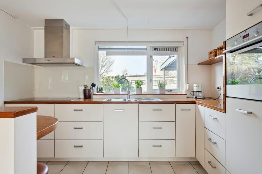 Hoekkeuken met houten blad en bar, Ophalen, Gebruikt, Wit, Hoekkeuken