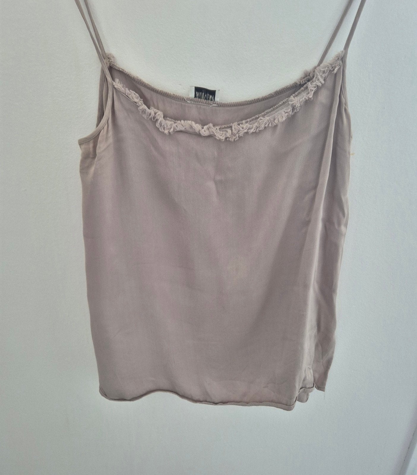 Weekday satijnlook top met spaghettibandjes en rafels - M, Maat 38/40 (M), Beige, Weekday, Ophalen of Verzenden