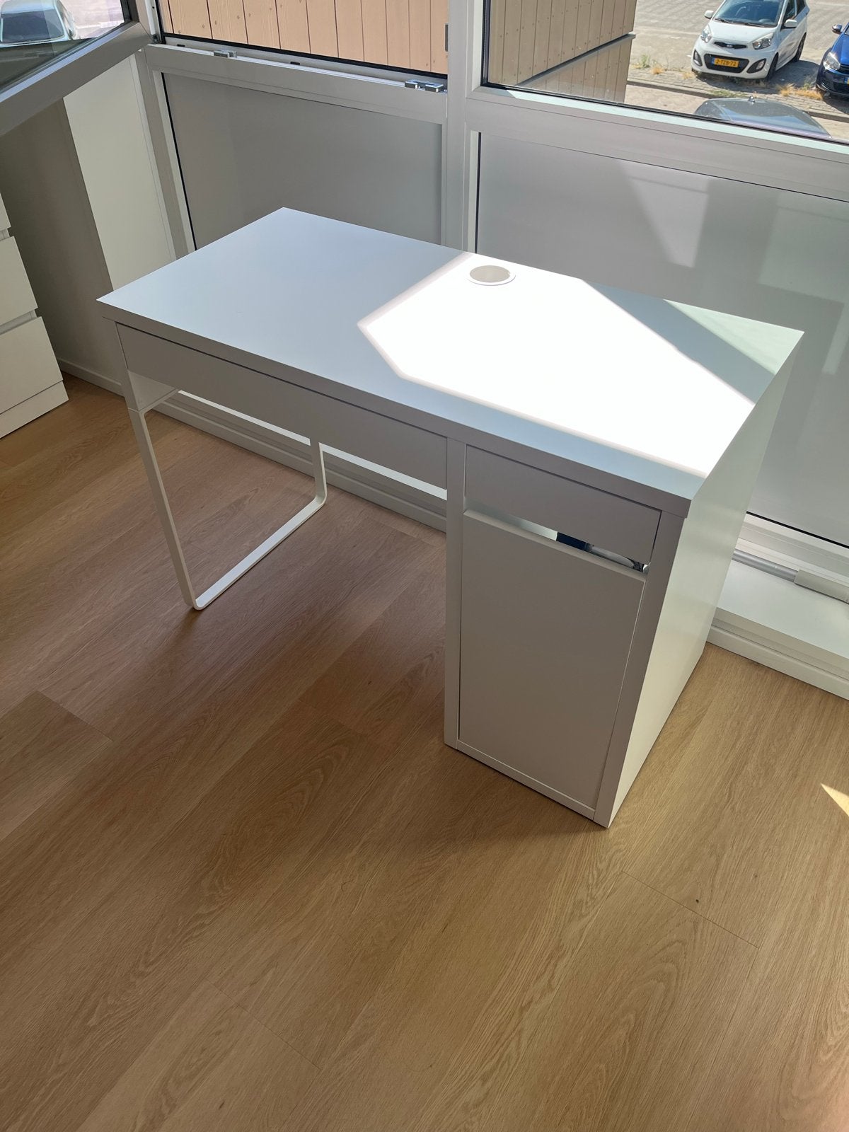 Modern wit bureau met lades en opbergruimte, Met lades, Spaanplaat of MDF, Ophalen of Verzenden, Zo goed als nieuw