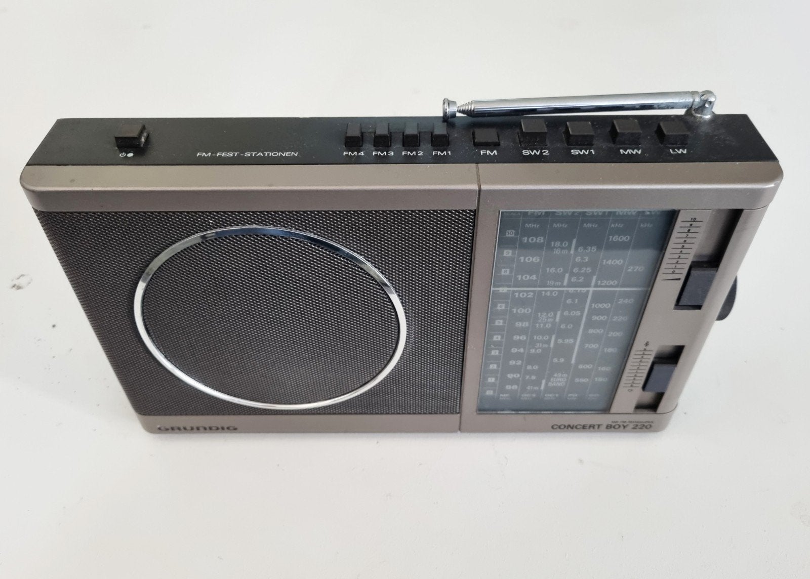 Grundig Concert Boy 220 Draagbare vintage Radio, Ophalen of Verzenden, Gebruikt, Radio