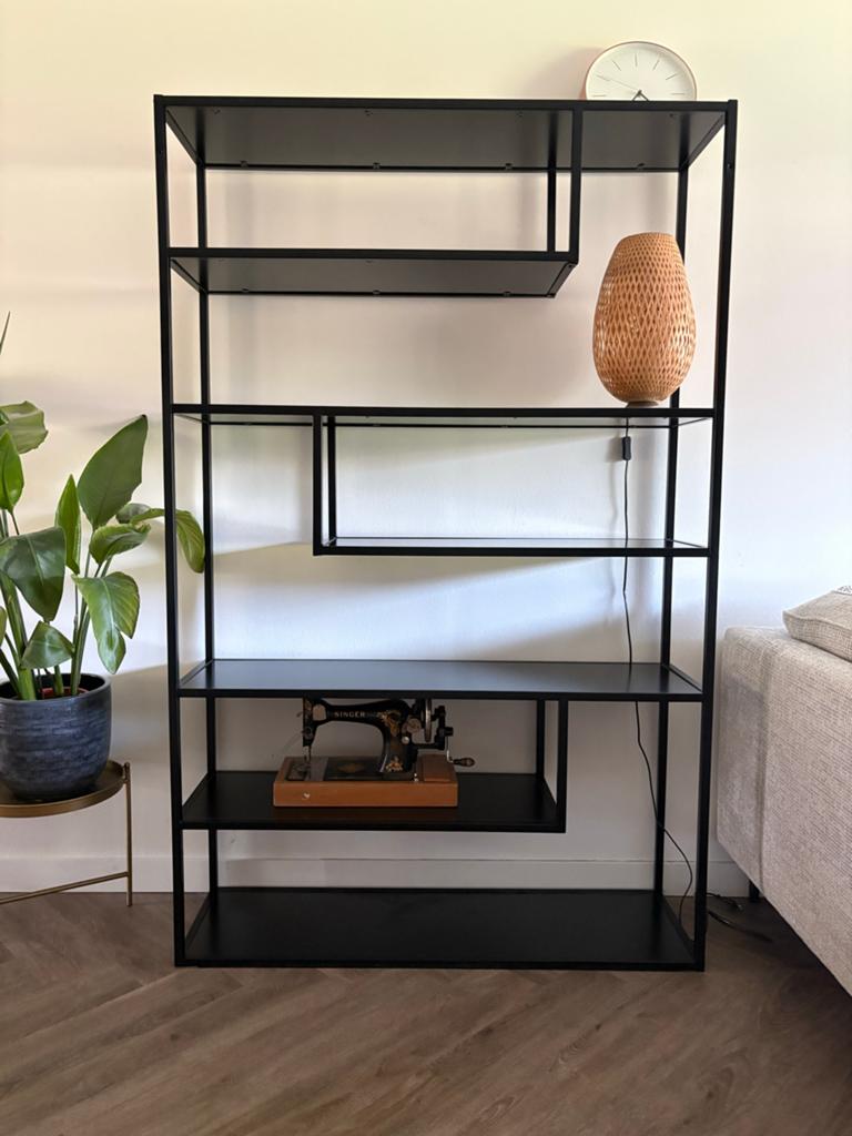 Woood vakkenkast Teun - Zwart metalen open kast, Huis en Inrichting, Kasten | Boekenkasten, Ophalen, Met plank(en), 100 tot 150 cm