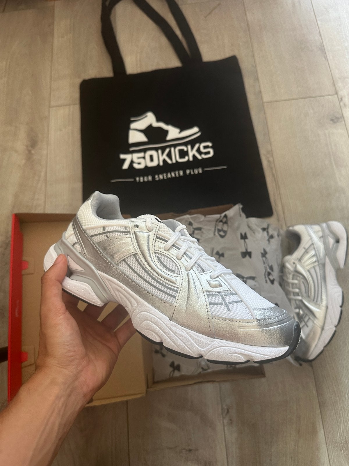 Under Armour UA Sola White Metallic Silver Maat EU42, Wit, Nieuw, Ophalen of Verzenden, Sneakers of Gympen