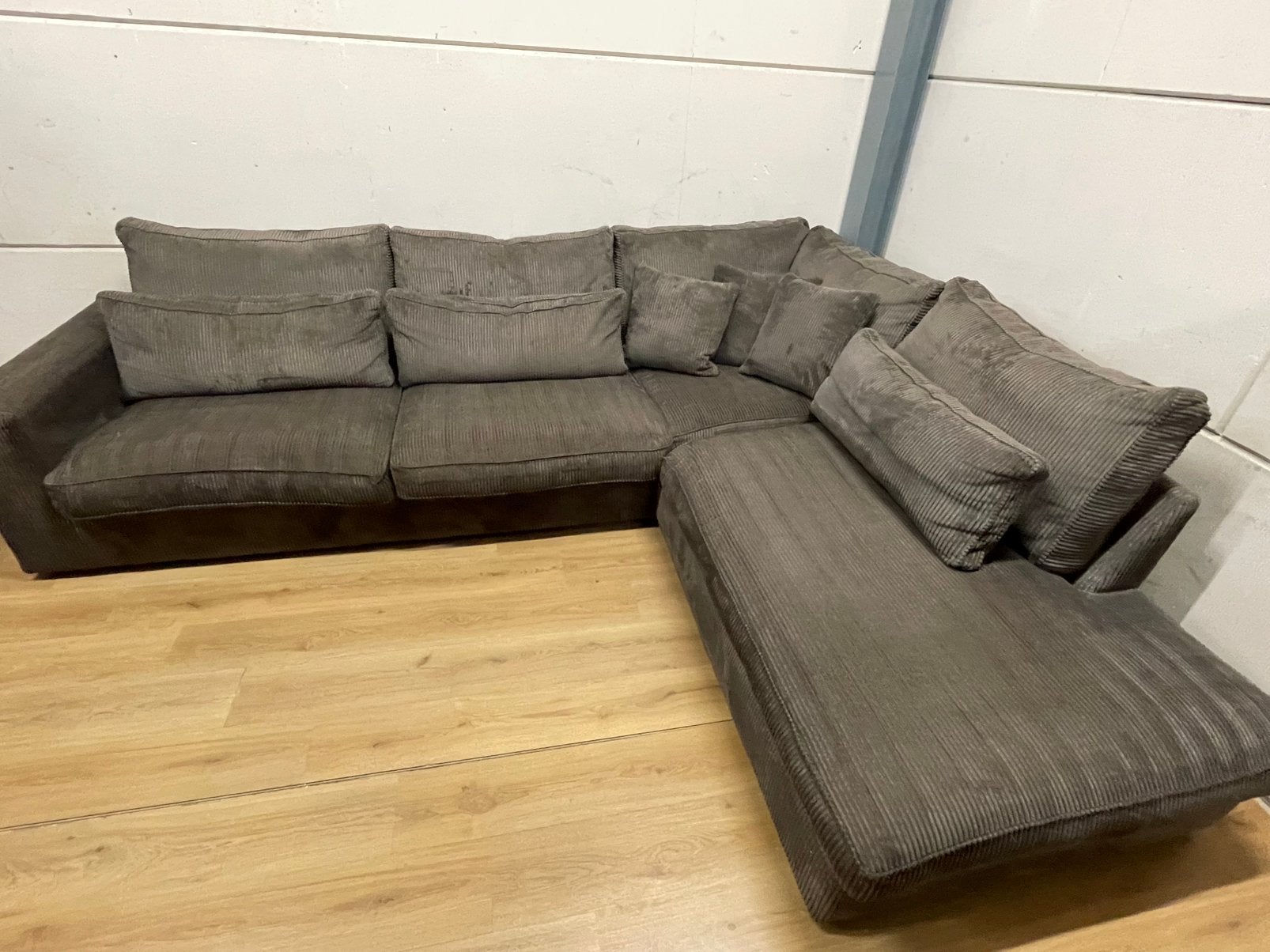 Mooie luxe taupe bruine ribstof hoekbank - GEREINIGD!!!