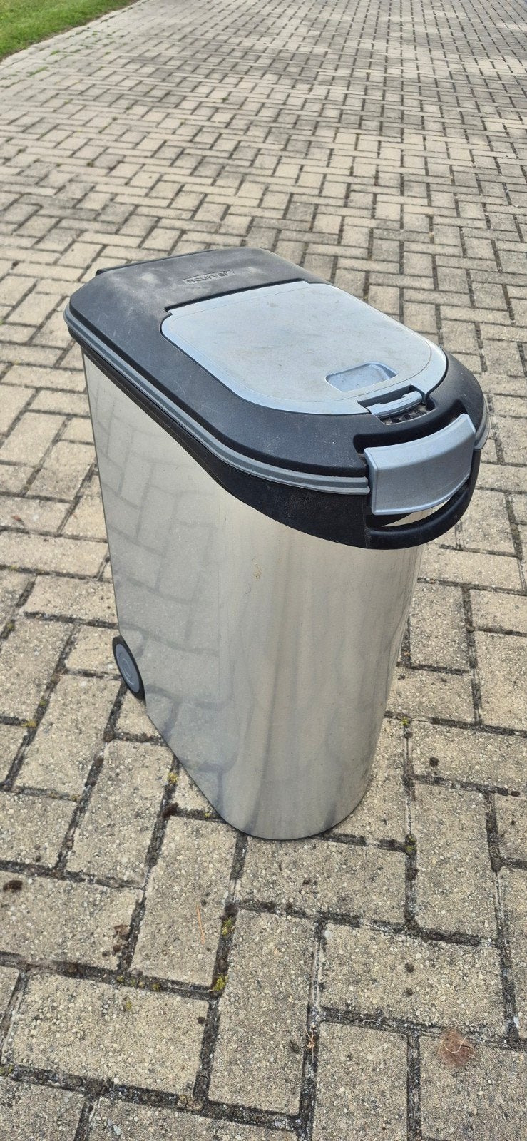Curver hondenvoer box, Ophalen
