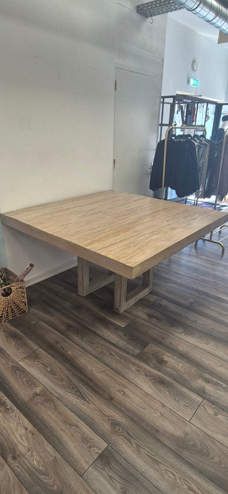 Stoere houten tafel  
Mooie, stevige houten tafel, Ophalen, Gebruikt, Vierkant, Vijf personen of meer