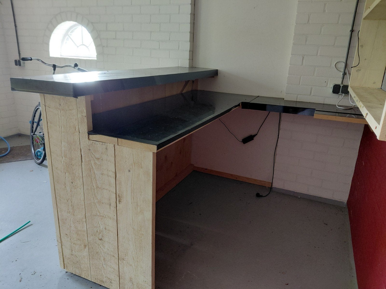 Houten bar met zwart blad en wandrek, Ophalen, Gebruikt