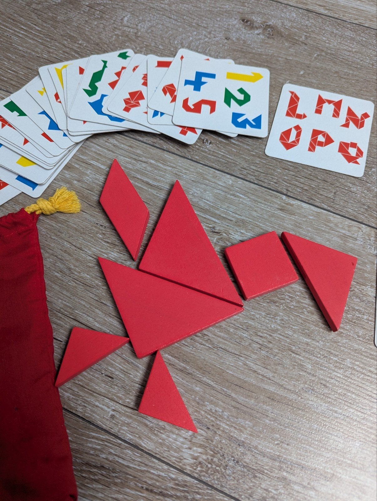 Djeco Tangram spel met kaarten en zakje, Ophalen of Verzenden, Gebruikt, Puzzelen
