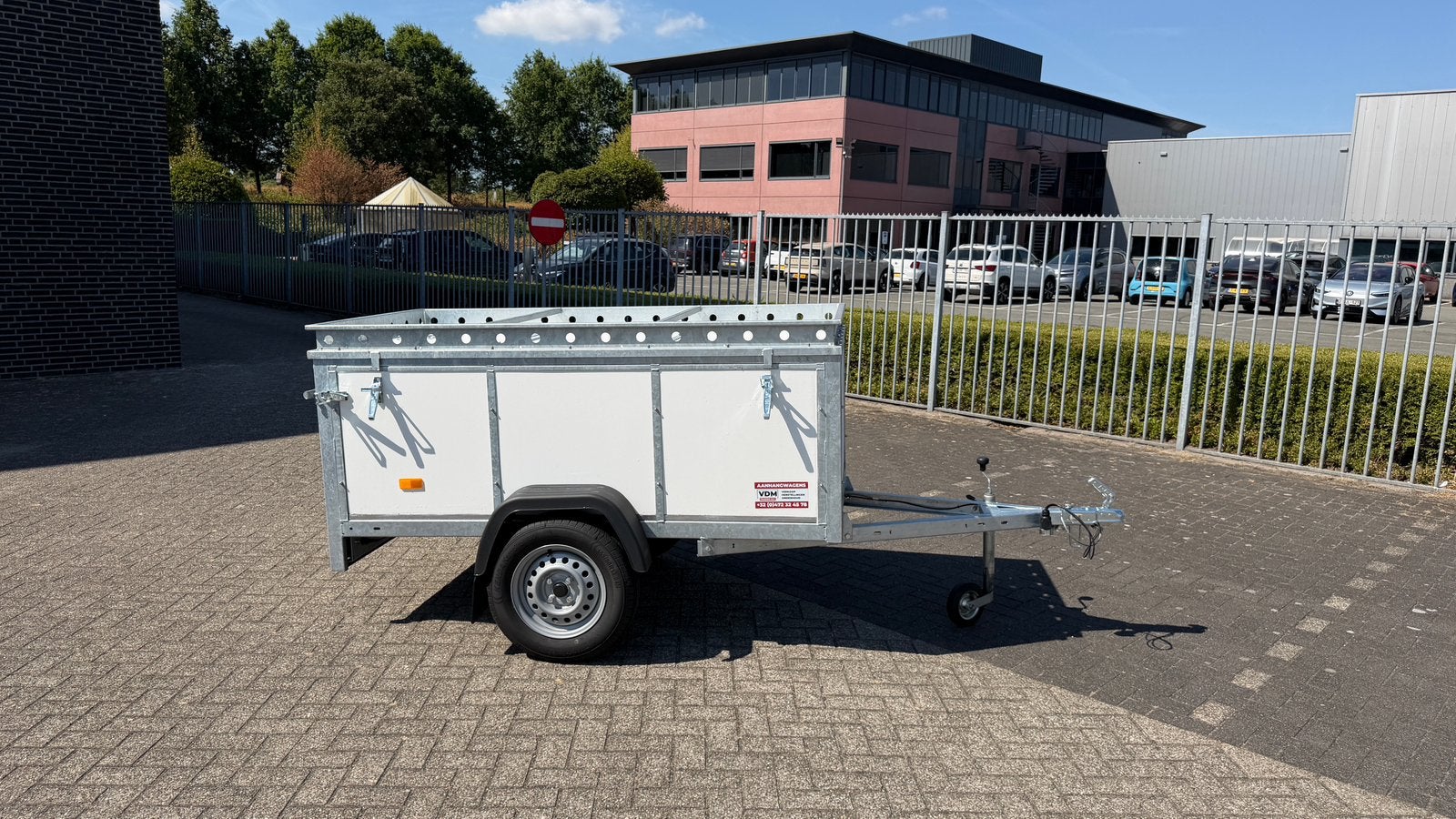 BAGAGEWAGEN MET DEKSEL TE HUUR