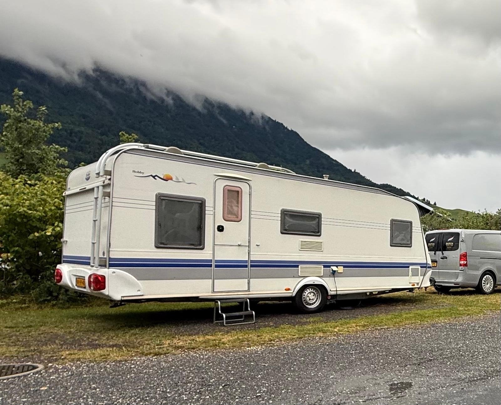 Hobby KMFe 2005 – Complete 6-persoons gezinscaravan, Vast bed, Rondzit, Hobby, Particulier