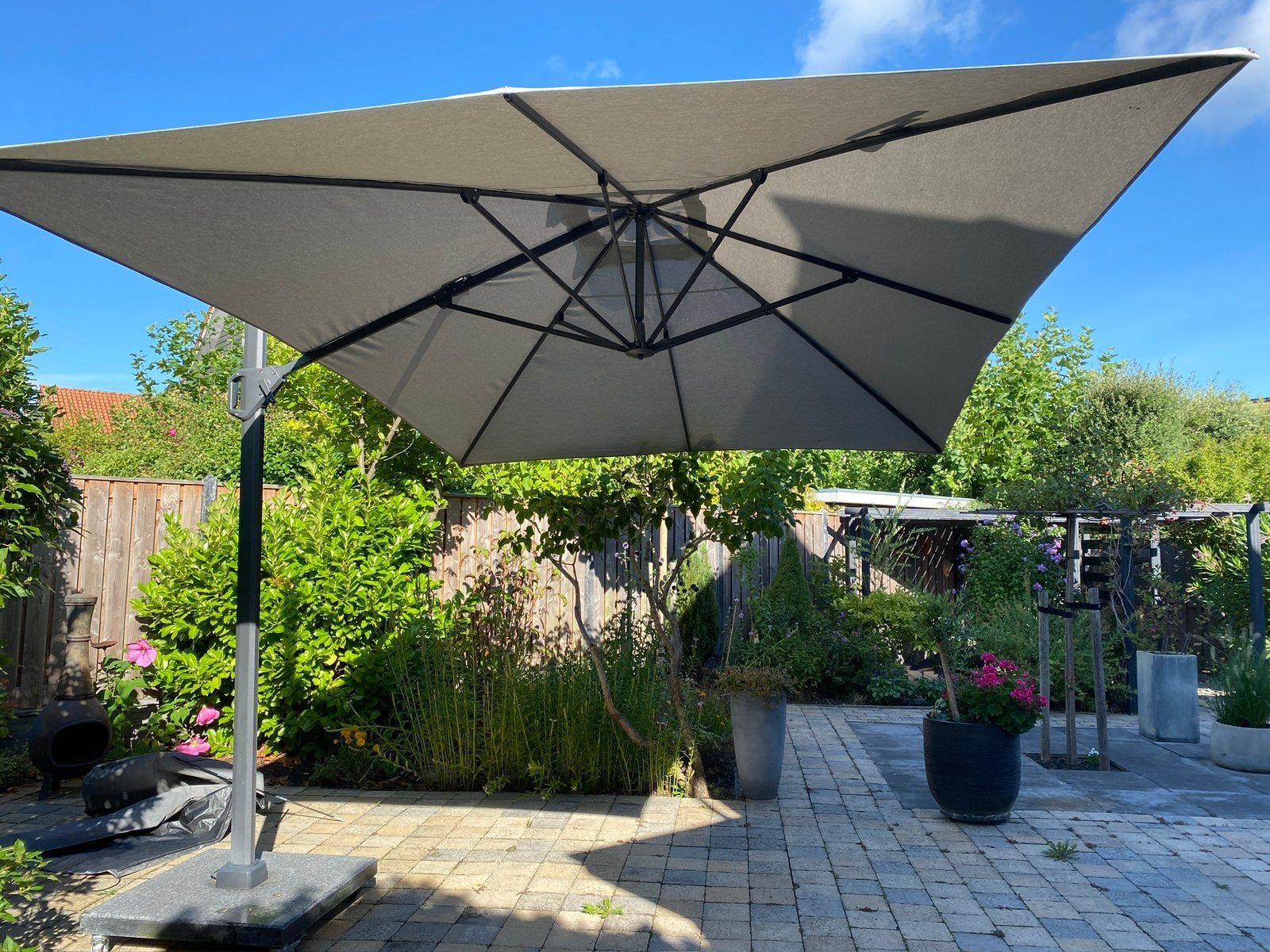 Grijze parasol met voet 4x3, Ophalen, Kantelbaar, 3 tot 4 meter, Zweefparasol