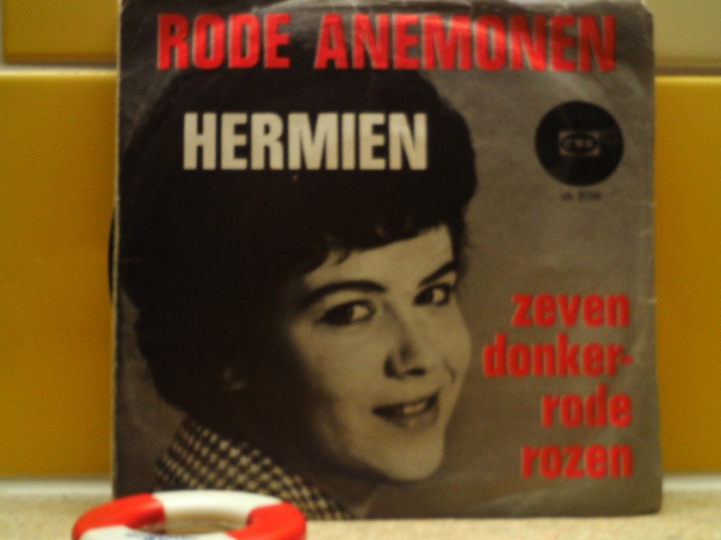 hermien - rode anemonen / 7 donker rode rozen   25o, 7 inch, Ophalen of Verzenden, Zo goed als nieuw, Beschermende buitenhoes