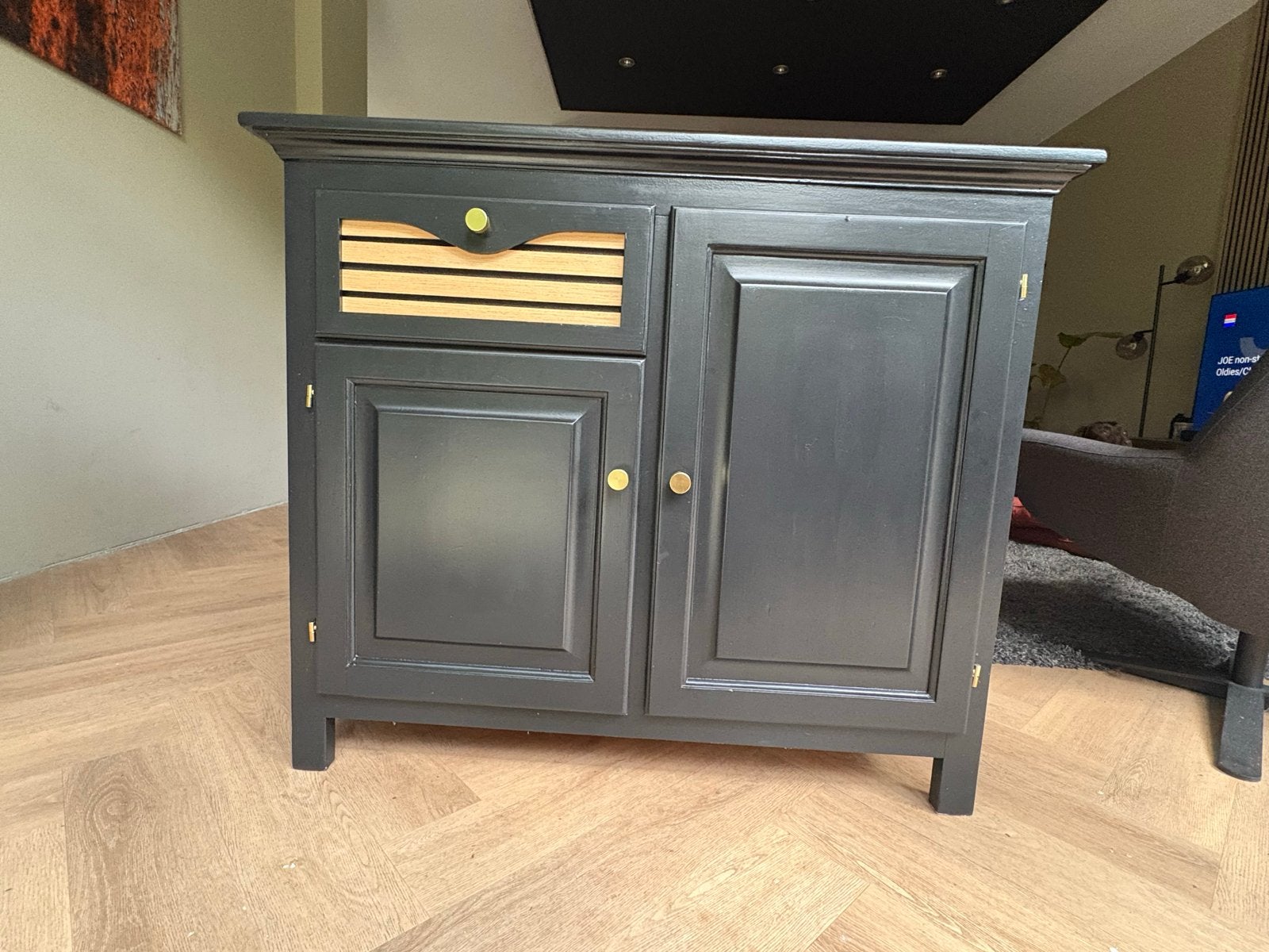 Stijlvol zwart dressoir met gouden accenten, Ophalen of Verzenden, Zo goed als nieuw