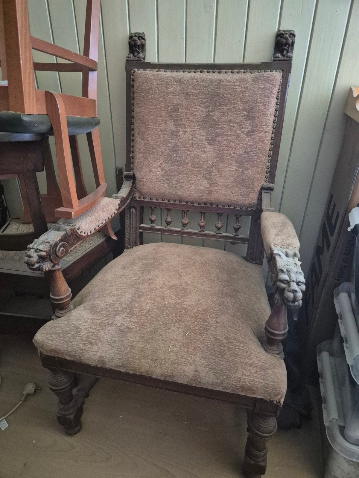 Antieke houten stoelen met leeuwenkoppen, Ophalen of Verzenden