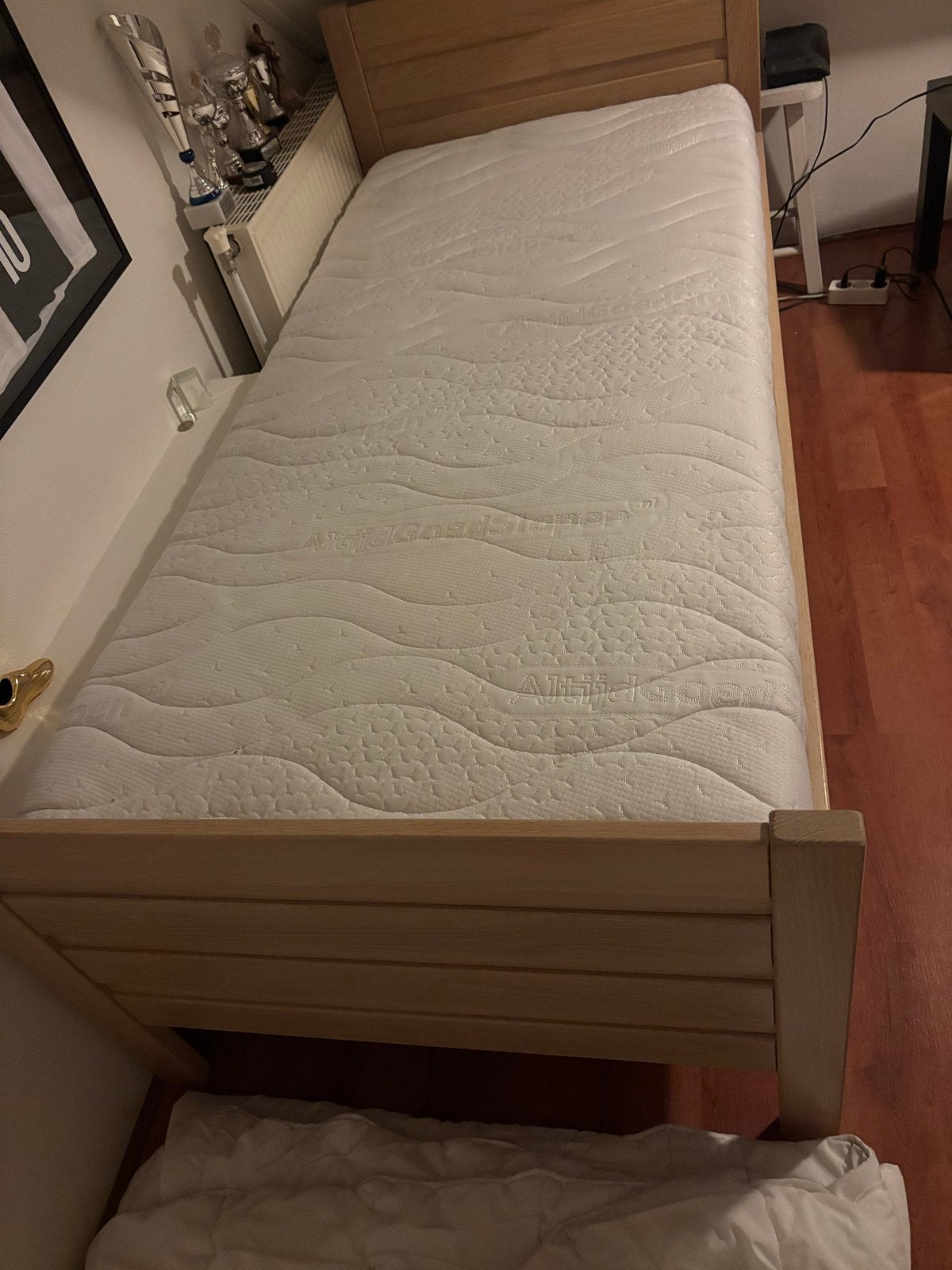Eenpersoonsbed met verstelbare lattenbodem en matras, Ophalen, 90 cm, 200 cm, Hout
