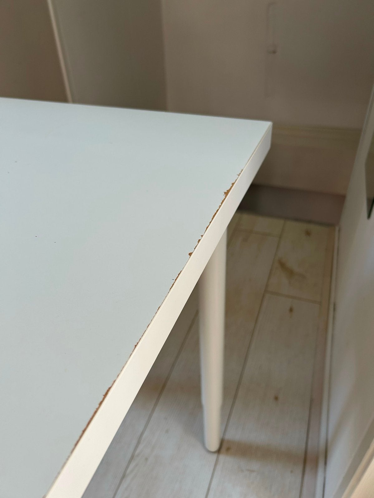 Ikea tafeltje/bureau, Ophalen, Zo goed als nieuw, Plinten