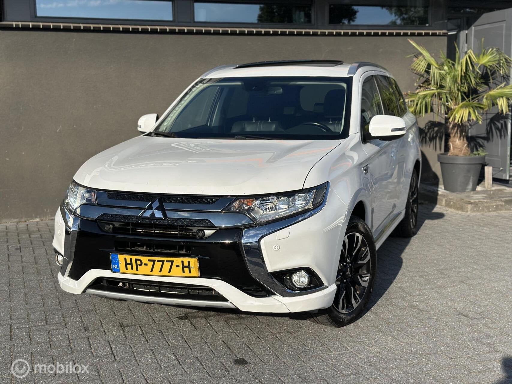 Mitsubishi Outlander 2.0 PHEV instyle+ |Pano |Leer |Trekhaak, 1998 cc, Euro 6, 4 cilinders, 1820 kg