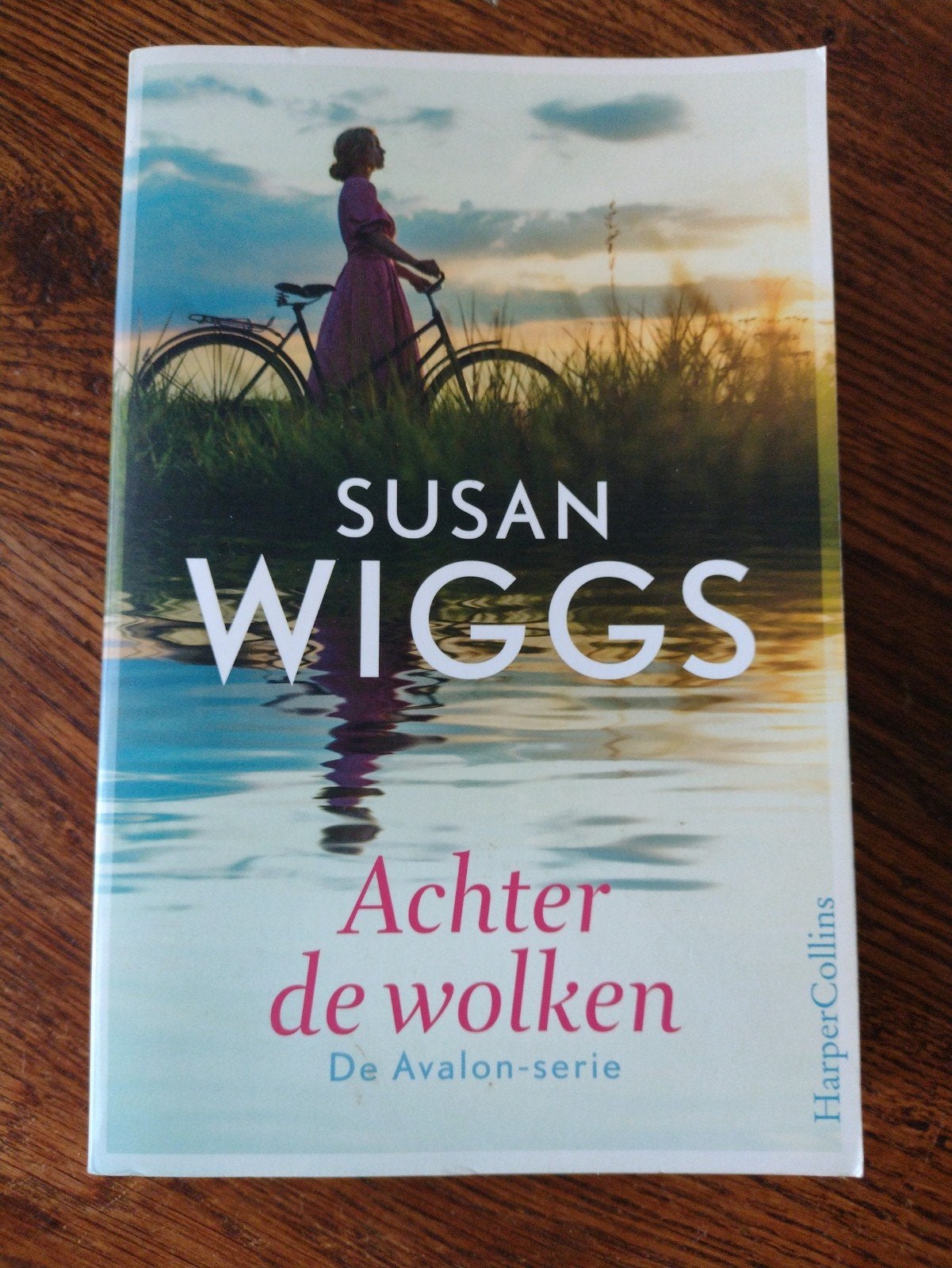 Bijna gratis. Achter de wolken - Susan Wiggs (De Avalon-seri, Ophalen of Verzenden, Zo goed als nieuw, Susan Wiggs