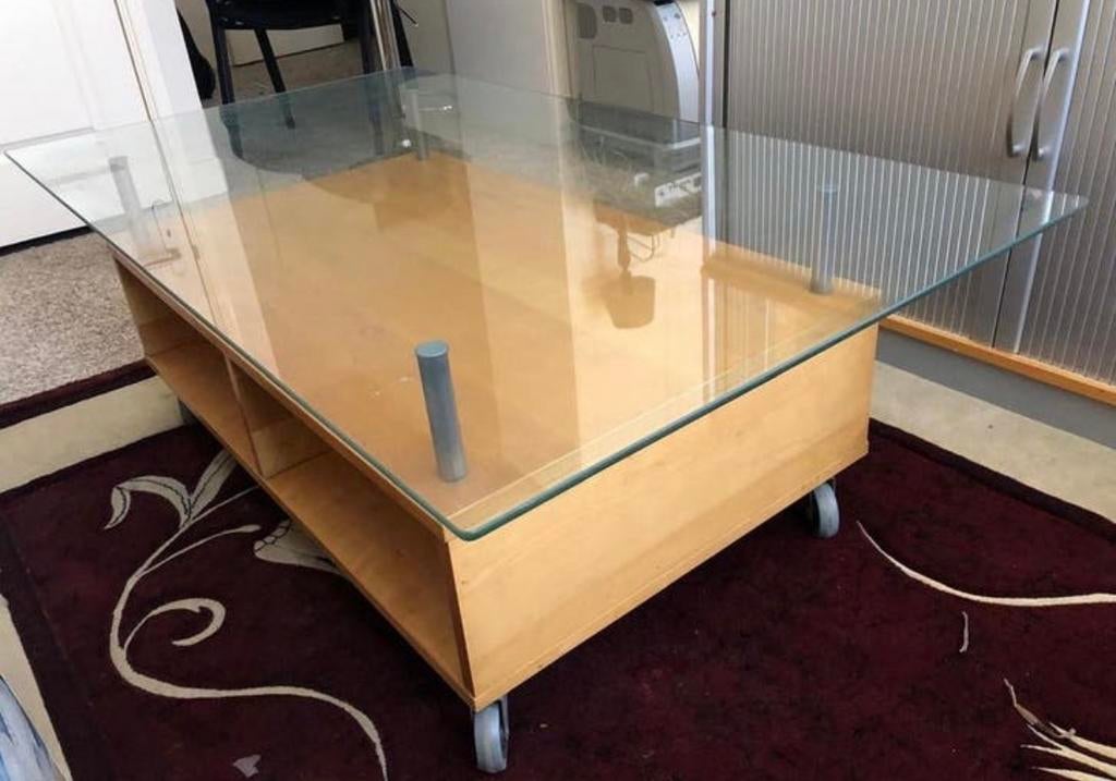 Salontafel met glazen blad en houten onderstel op wielen, Ophalen, 100 tot 150 cm, 50 tot 100 cm, Minder dan 50 cm