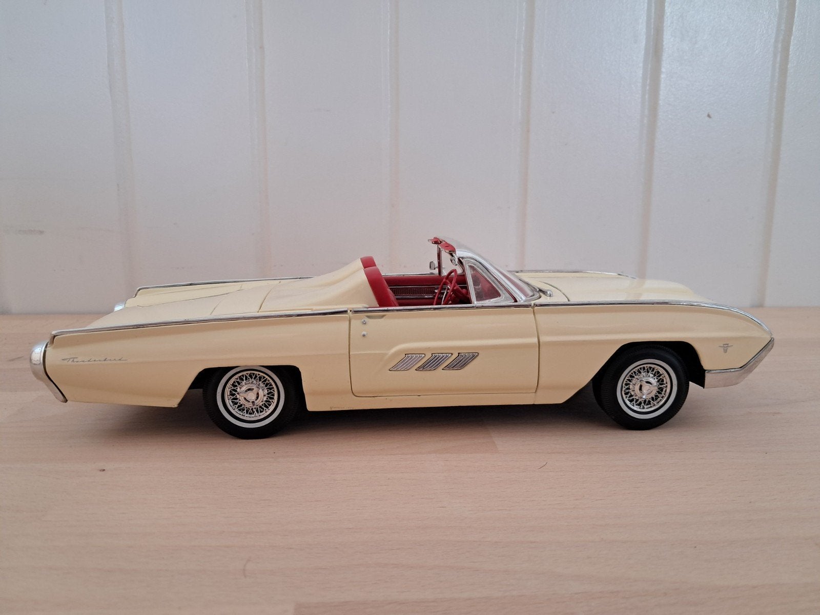 Ford Thunderbird 1962 cabriolet, Hobby en Vrije tijd, Modelauto's | 1:18, Zo goed als nieuw, Overige merken, Ophalen of Verzenden