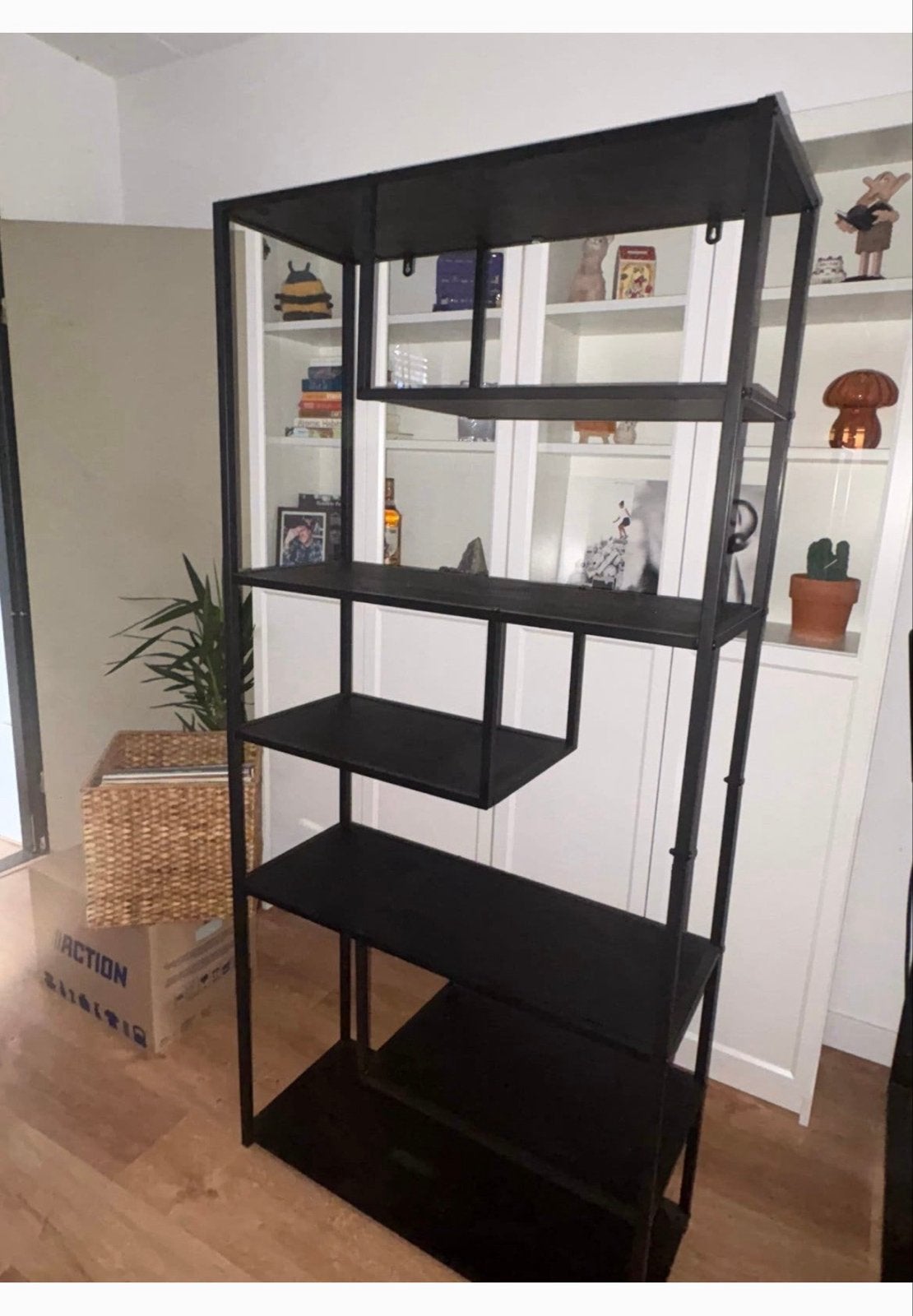 Zwart metalen en houten boekenkast/stellingkast, Ophalen, Met plank(en), Gebruikt, 50 tot 100 cm