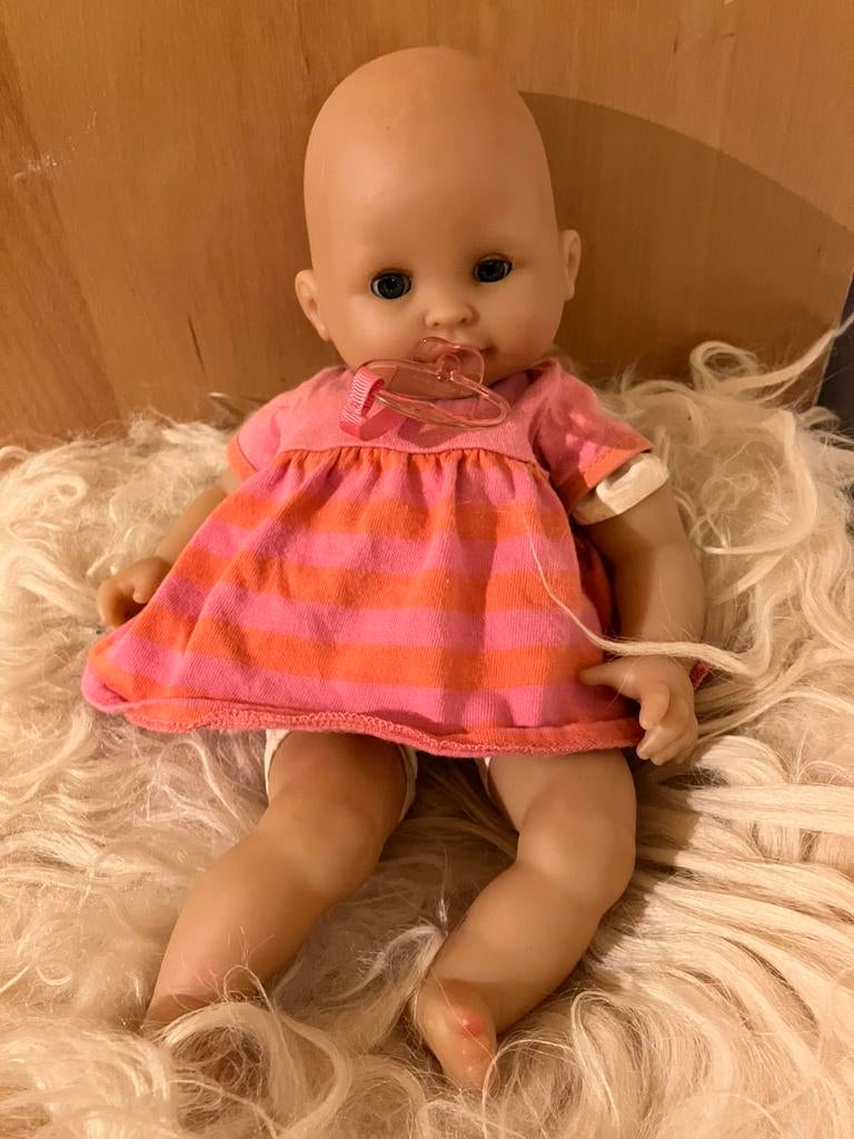 Corolle baby popje met speentje en jurk en slaapogen, Ophalen of Verzenden, Zo goed als nieuw, Pop