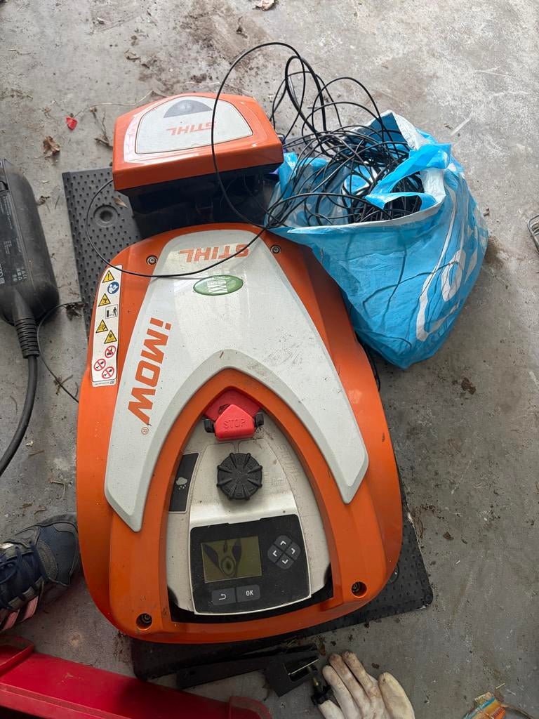 Stihl iMow Robotmaaier met laadstation en draad, Tuin en Terras, Robotmaaiers, Ophalen, Gebruikt, Meer dan 25 cm, Met regensensor