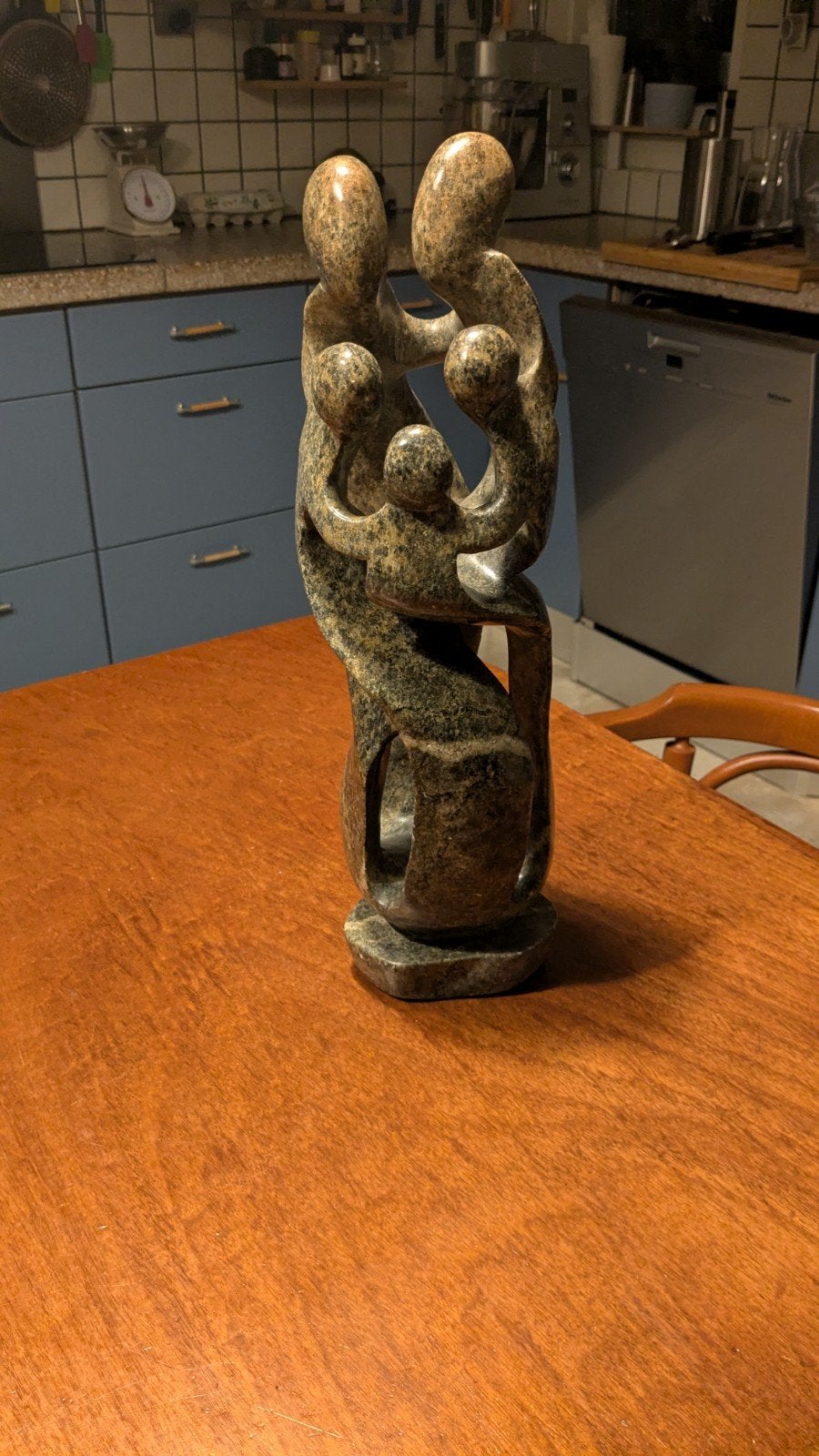 Uniek stenen beeld van familie omhelzing, Groep mensen, Ophalen of Verzenden, 20 - 50 cm, Steen of Keramiek