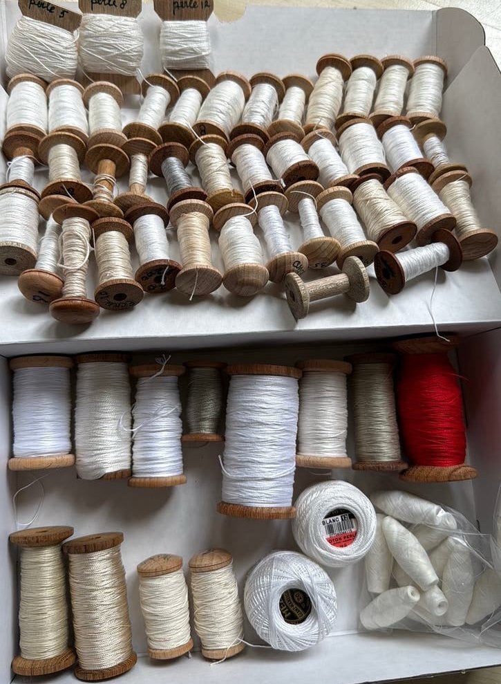 Kantklosgaren op houten klosjes, Hobby en Vrije tijd, Ophalen of Verzenden, Gebruikt, Garen of Naald(en)