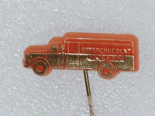 SP2151 Speldje Superchocolat Jacques goud op rood, Verzamelen, Ophalen of Verzenden, Gebruikt, Overige onderwerpen