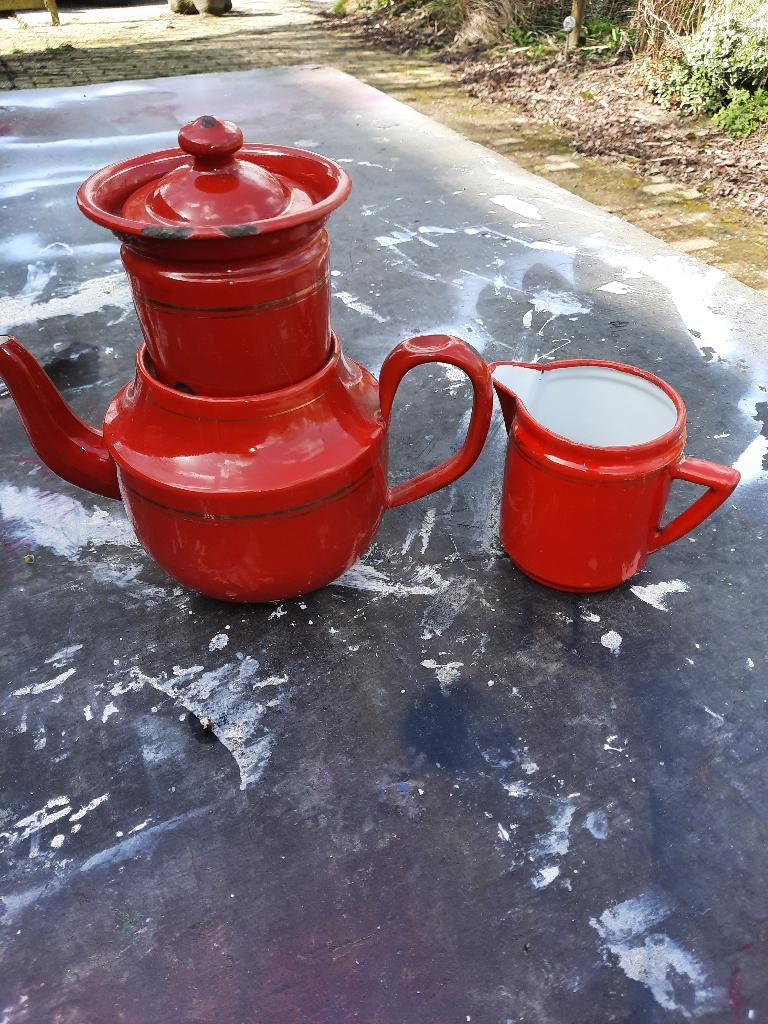 Rood emaille filterkoffiepot en melkkannetje, Antiek en Kunst, Antiek | Emaille, Ophalen of Verzenden