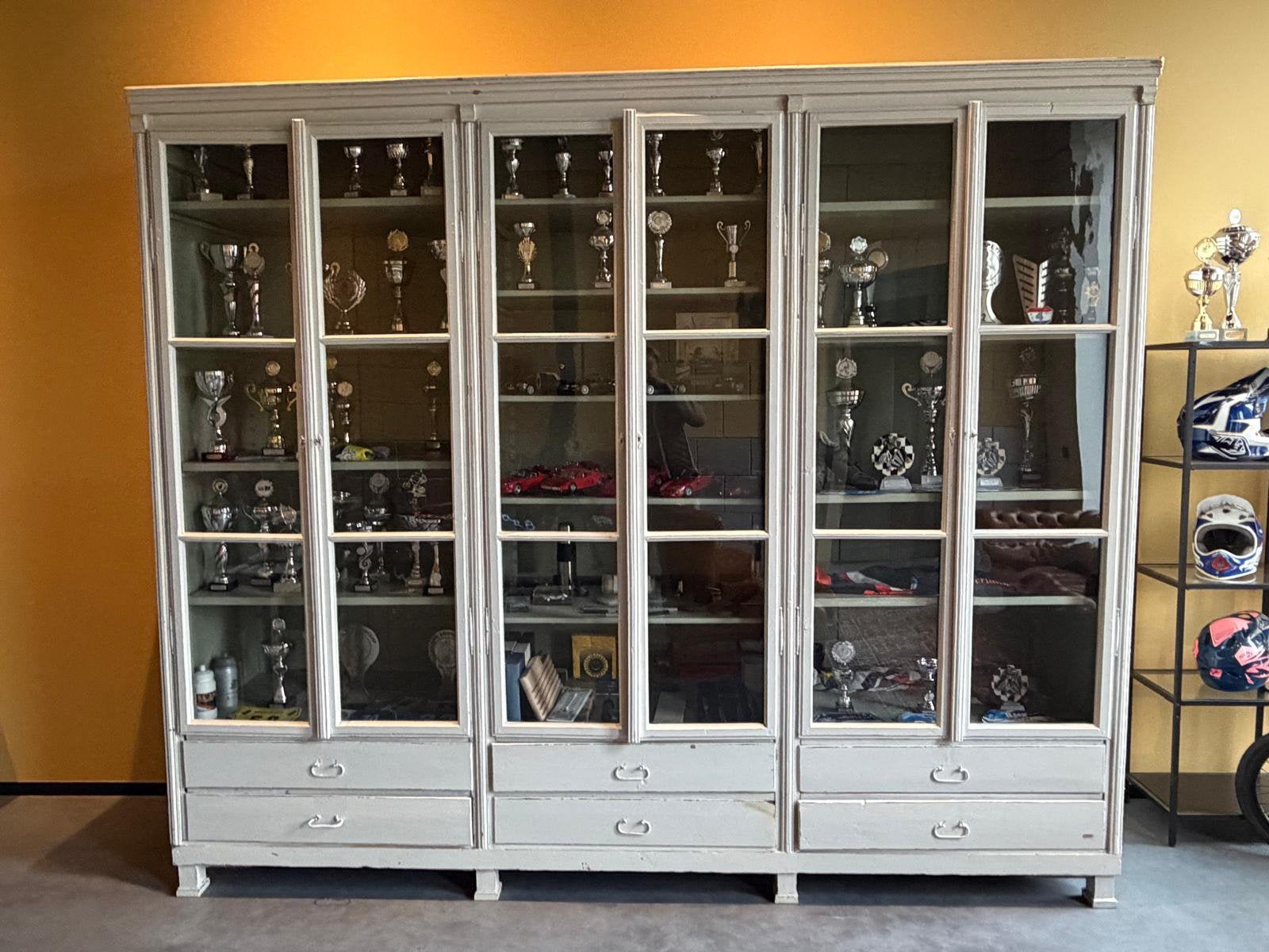 Antieke houten vitrinekast - ruim en karaktervol, Ophalen, 200 cm of meer, Met lade(s), Zo goed als nieuw