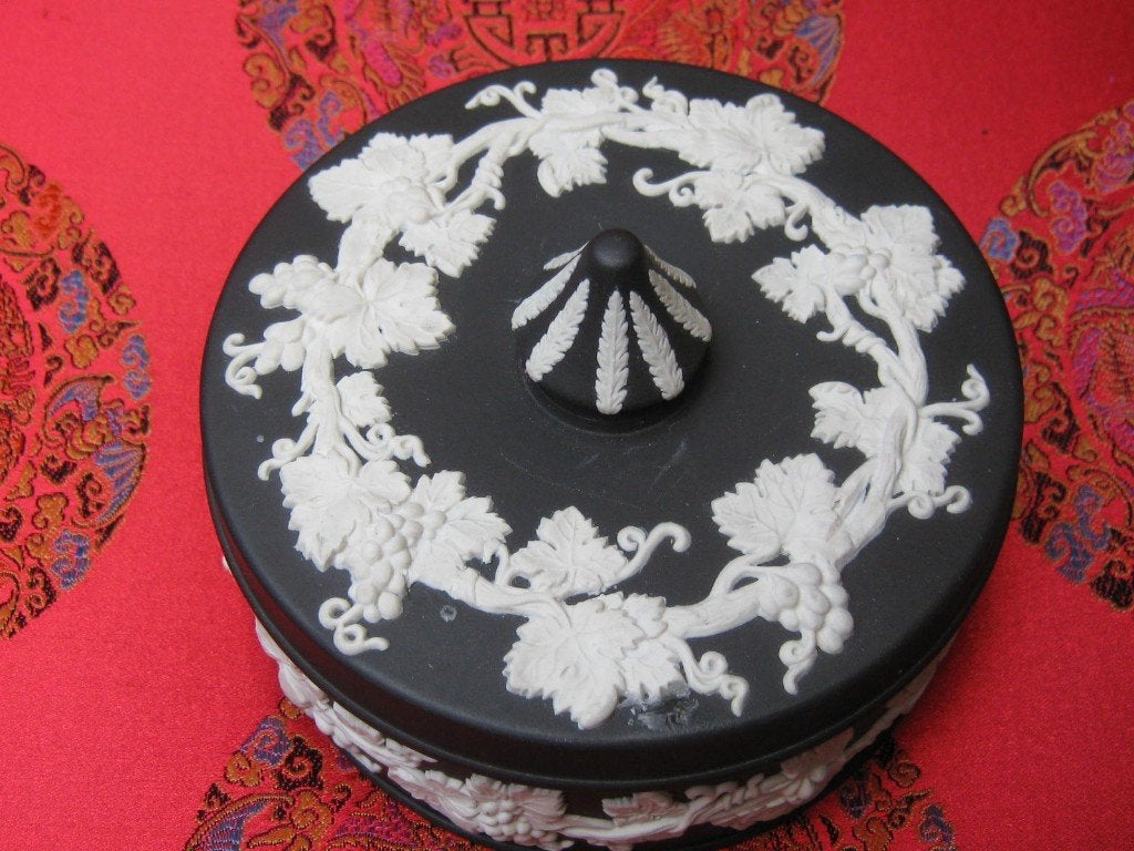 Wedgewood Jasperware sieradendoosje zwart wit, Verzenden