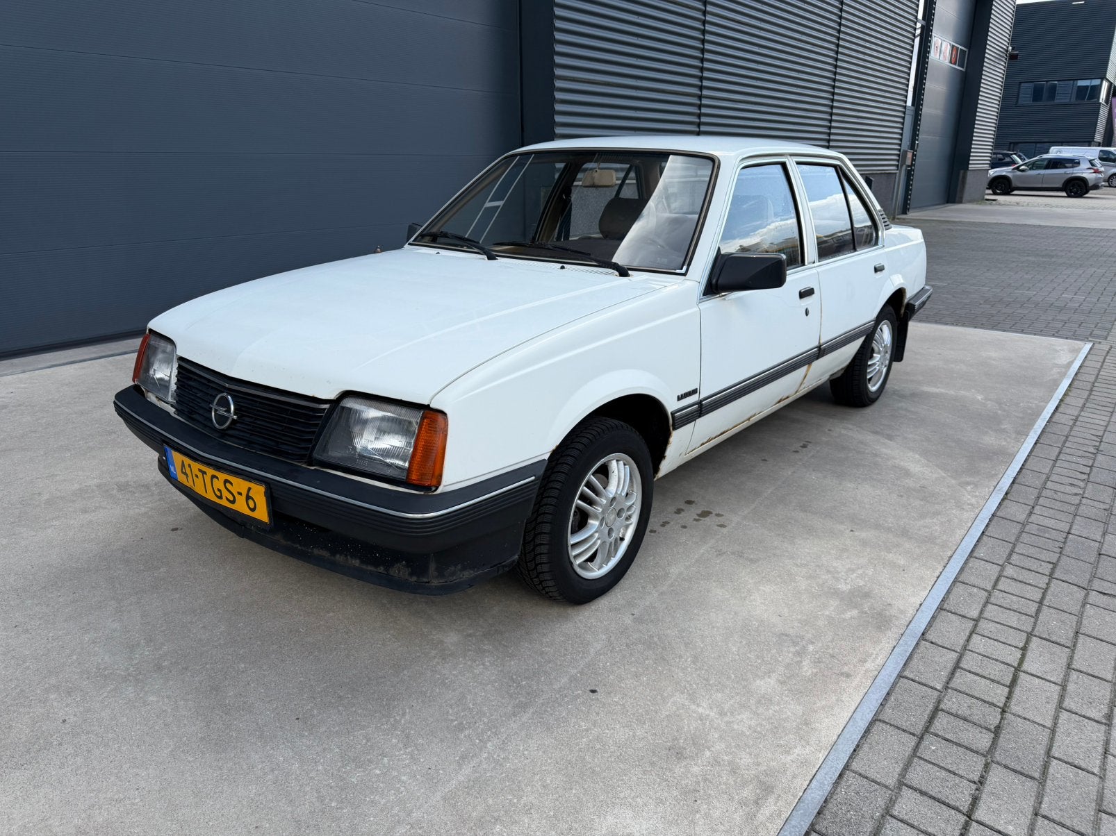 Opel Ascona 1.6 D Automaat/ Stuurbekrachtiging APK 11-2027, Auto's, Stof, 54 pk, Beige, 4 cilinders