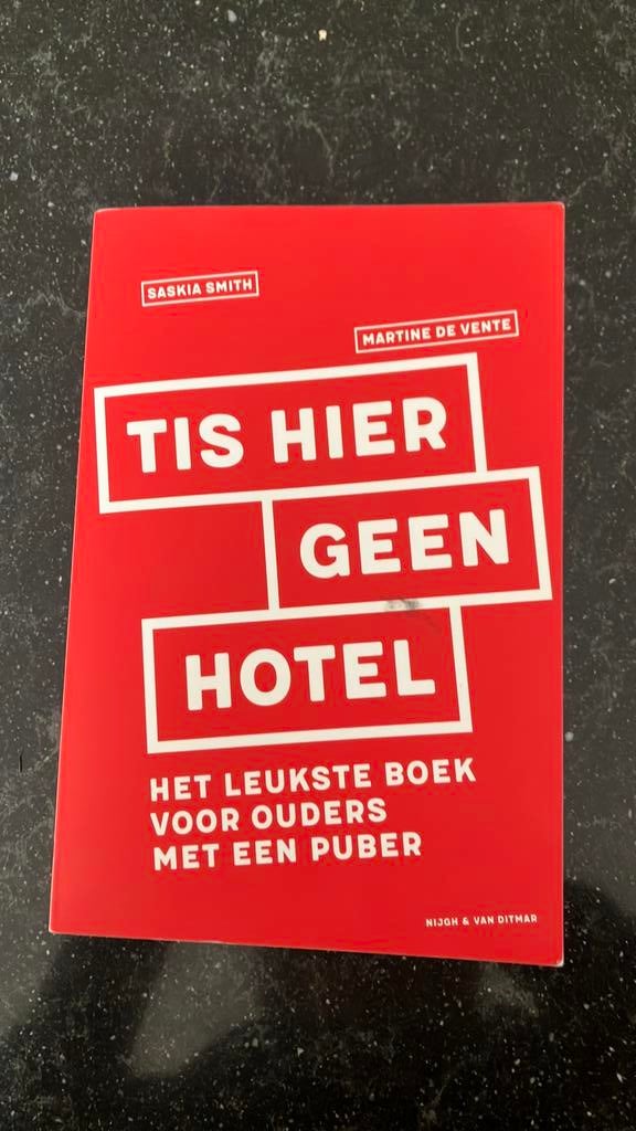 Saskia Smith - Tis hier geen hotel, Ophalen of Verzenden, Zo goed als nieuw, Saskia Smith; Martine de Vente