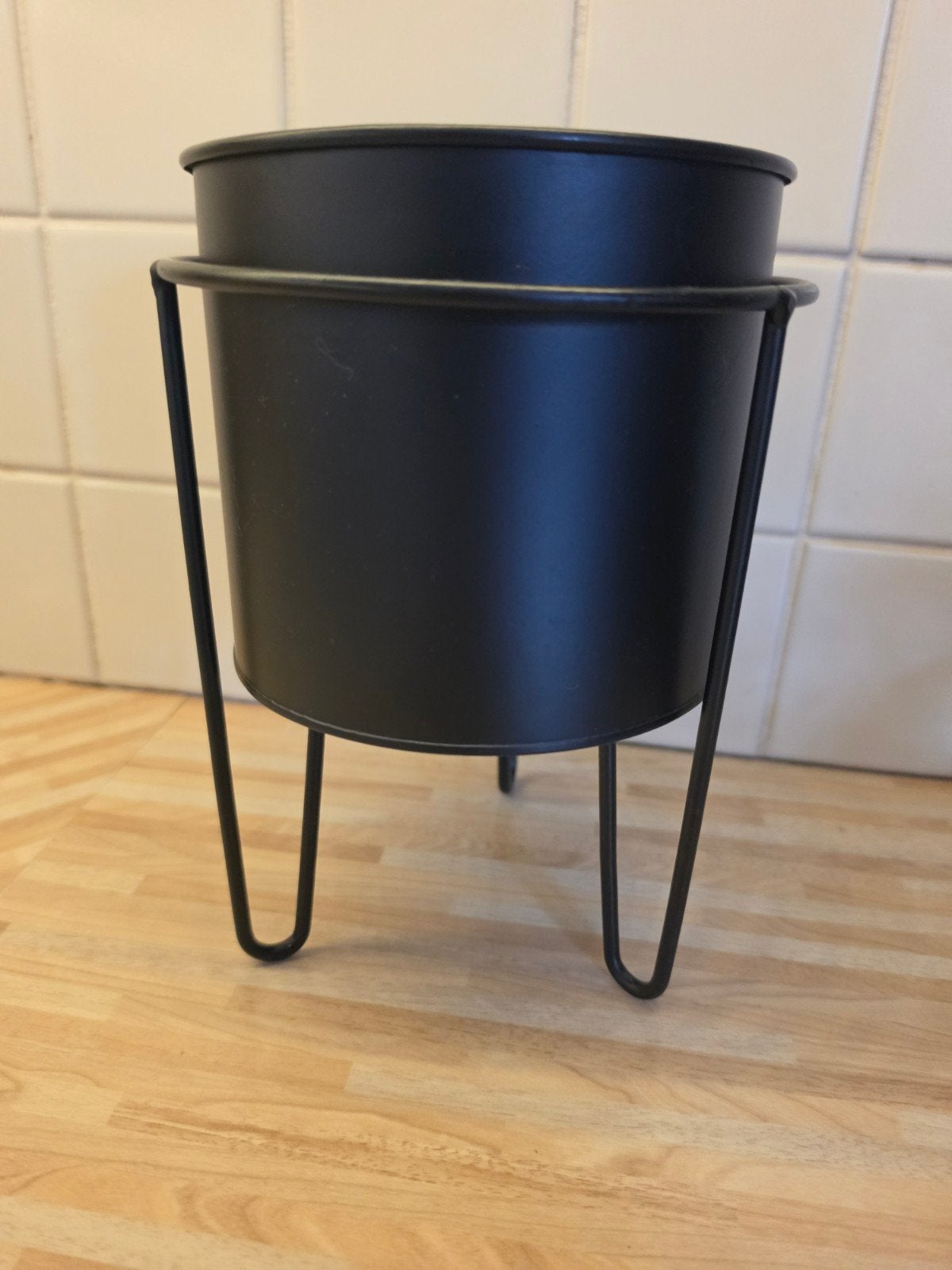 Zwarte metalen bloempot op standaard, Huis en Inrichting, Woonaccessoires | Overige, Ophalen of Verzenden, Nieuw, Metaal, Industrieel