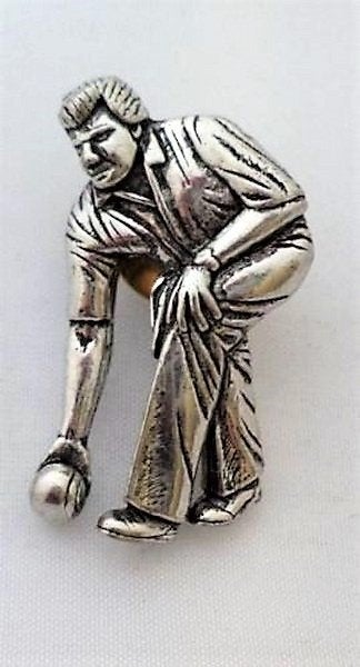 Originele Engelse Tinnen Broche Bowlingspeler van A.R. Brown, Ophalen, Zo goed als nieuw, Zilver, Overige materialen