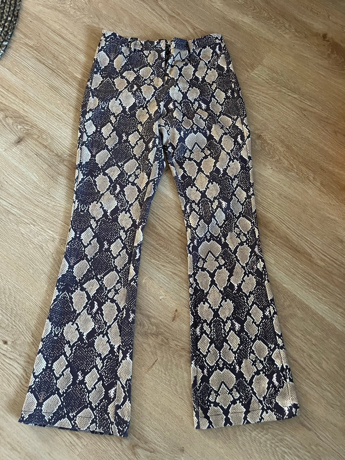 Daily Paper flared broek met slangenprint - Maat M, Kleding | Dames, Broeken en Pantalons, Maat 38/40 (M), Bruin, Ophalen of Verzenden