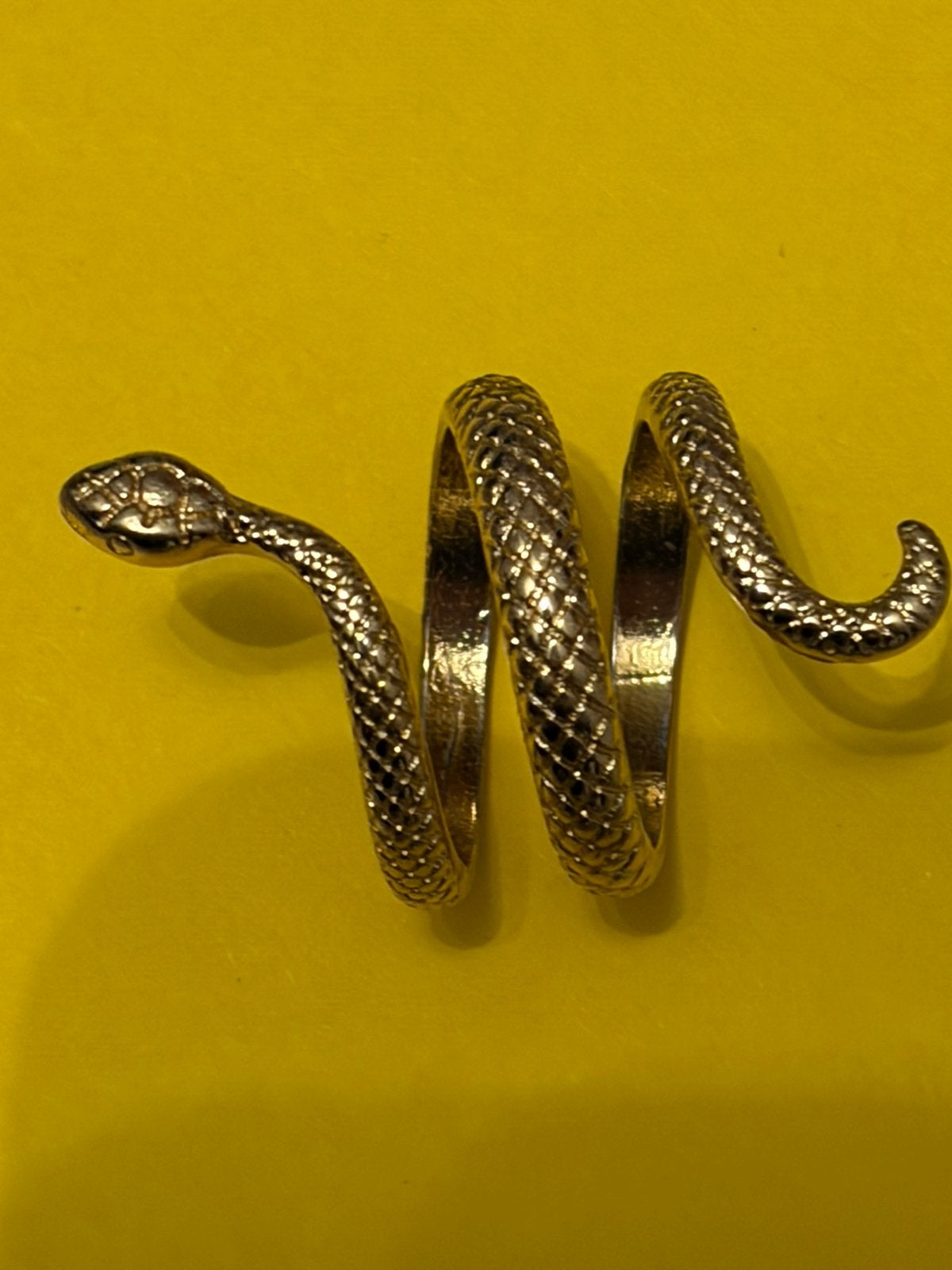 Goudkleurige slangen ring, Sieraden, Tassen en Uiterlijk, Ringen, Ophalen of Verzenden, Zo goed als nieuw, Goud, Overige materialen