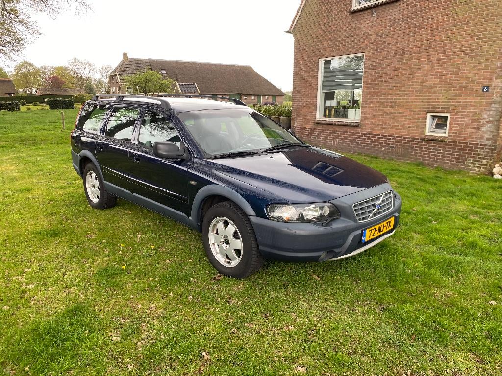 Volvo XC70 2.4 D5 AWD Geartronic 2003 Blauw, Auto's, Automaat, 1800 kg, Automatische klimaatregeling, 197 €/maand