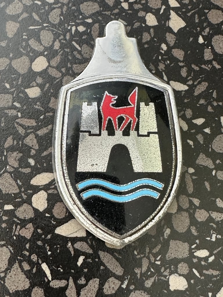 Volkswagen VW Kever Wolfsburg zwart badge embleem. Oldtimer., Ophalen of Verzenden, Gebruikt, Gebruiksvoorwerp