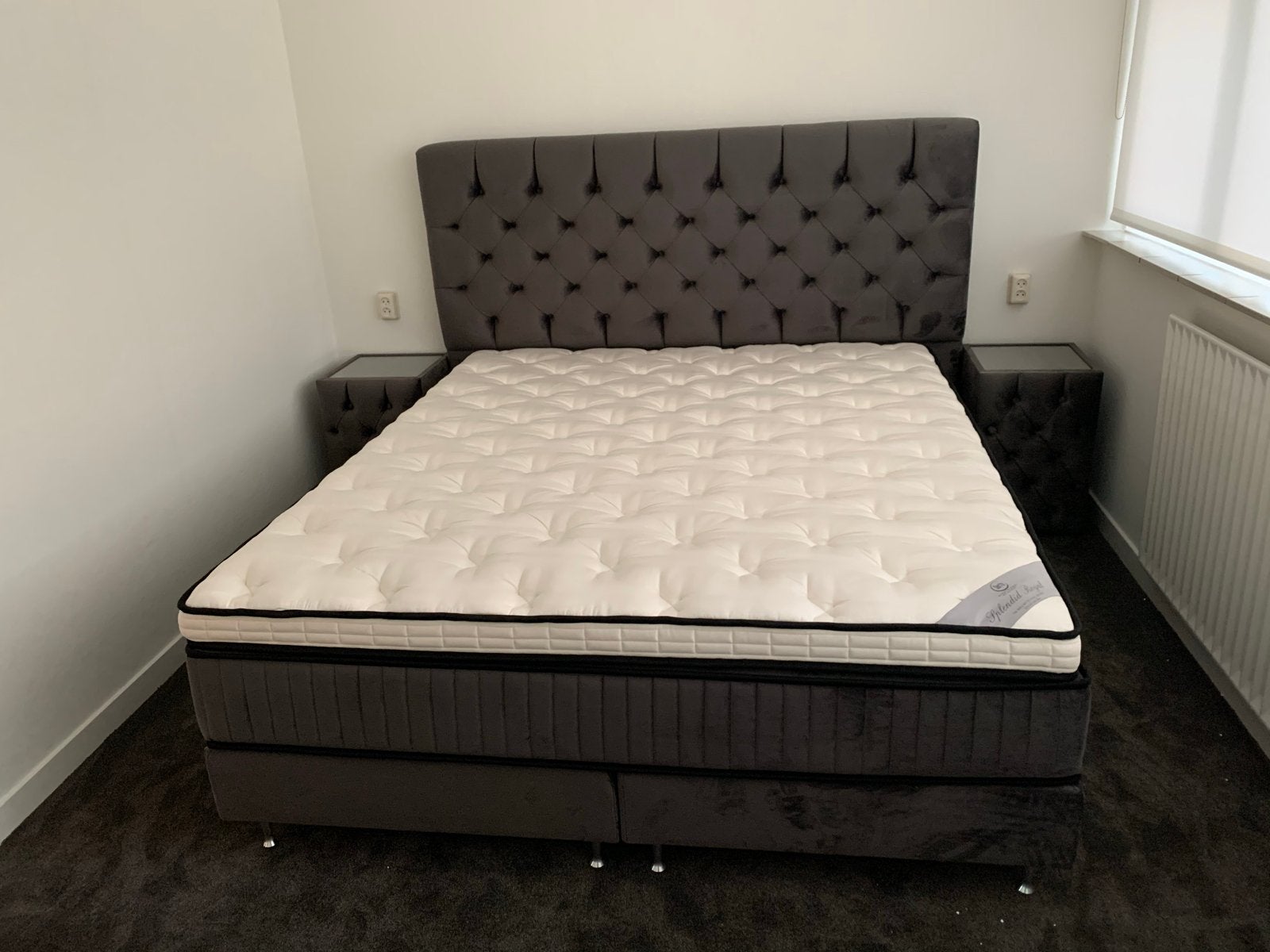 Luxe tweepersoons boxspring met hoofdbord en nachtkastjes, Ophalen, Tweepersoons, Zo goed als nieuw, 180 cm