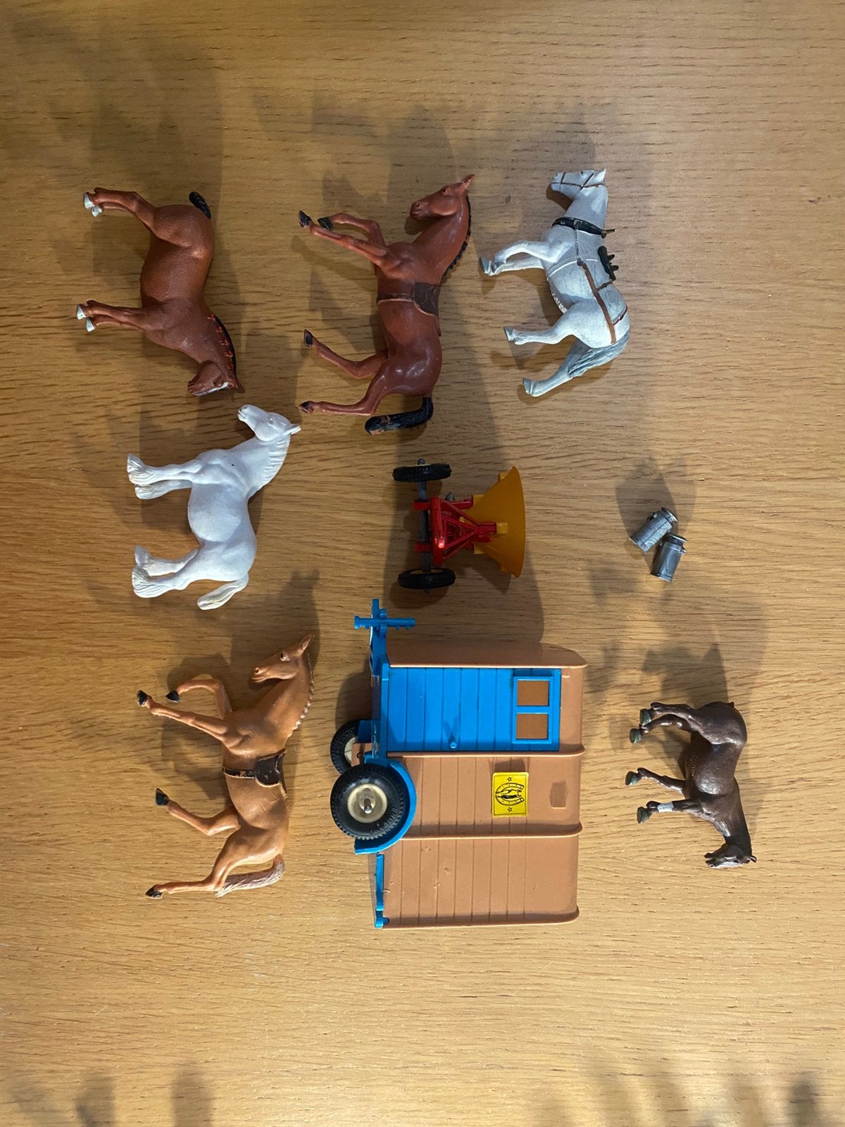 Britains - Paarden aanhangwagen + 5 paarden + aanhanger, Ophalen of Verzenden, Gebruikt