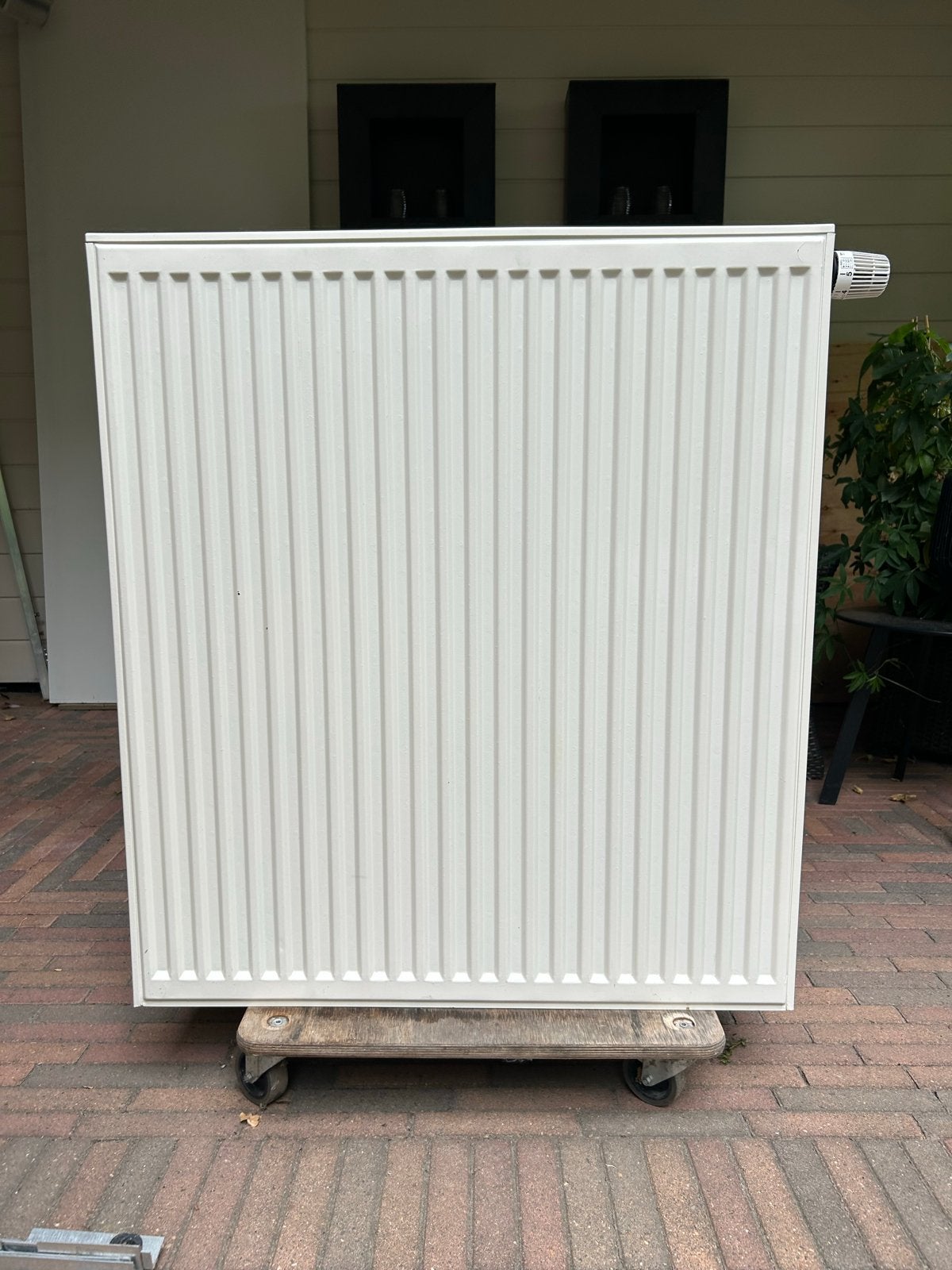 Witte radiator met thermostaatknop, Ophalen, Radiator, Zo goed als nieuw, 60 tot 150 cm
