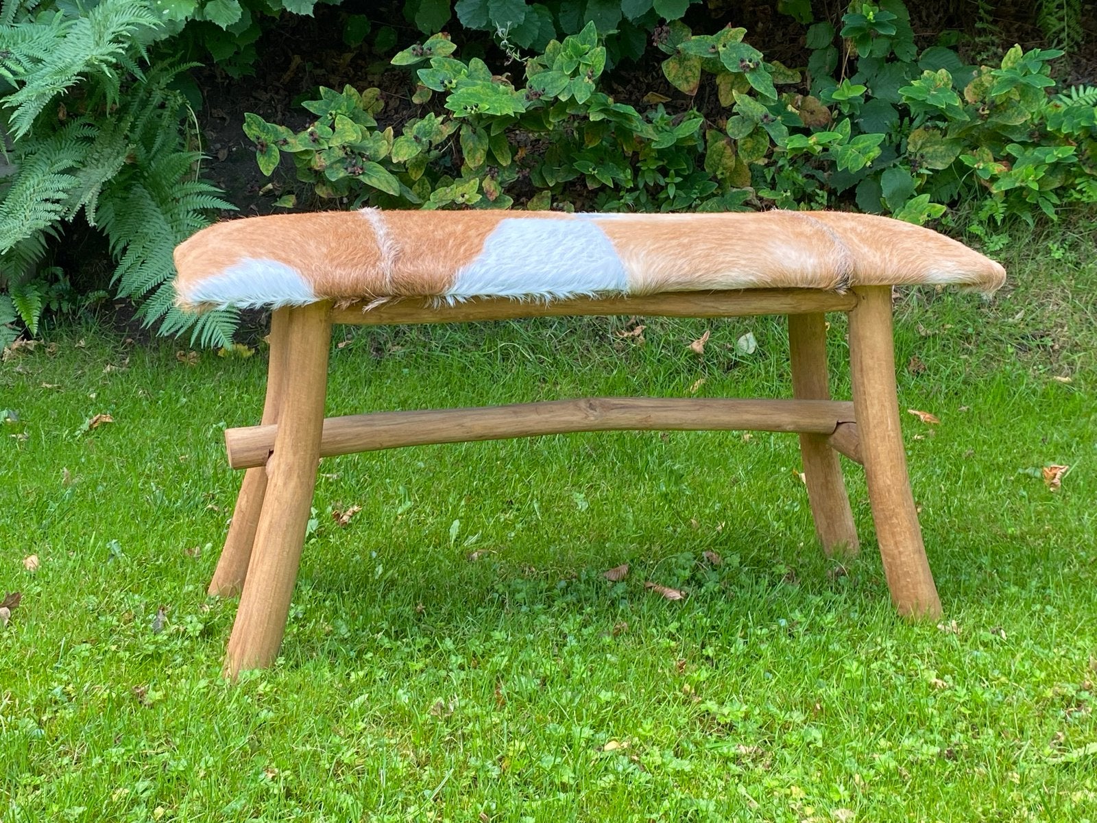 Unieke houten bankje met koeienhuid bekleding, Bruin, Ophalen of Verzenden, Zo goed als nieuw, Eén