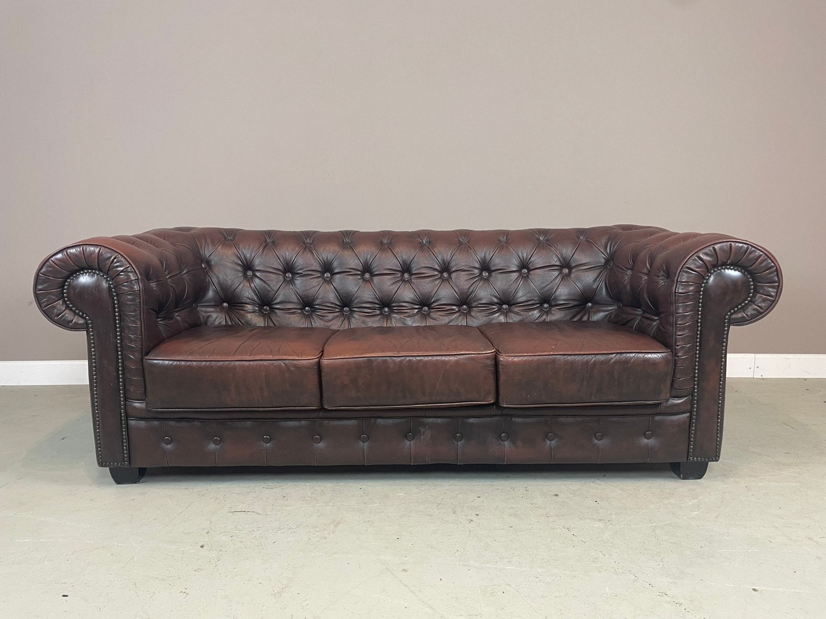 Originele Engelse Chesterfield 3 zits in vintage staat, Ophalen, Gebruikt, Driepersoons, Rechte bank